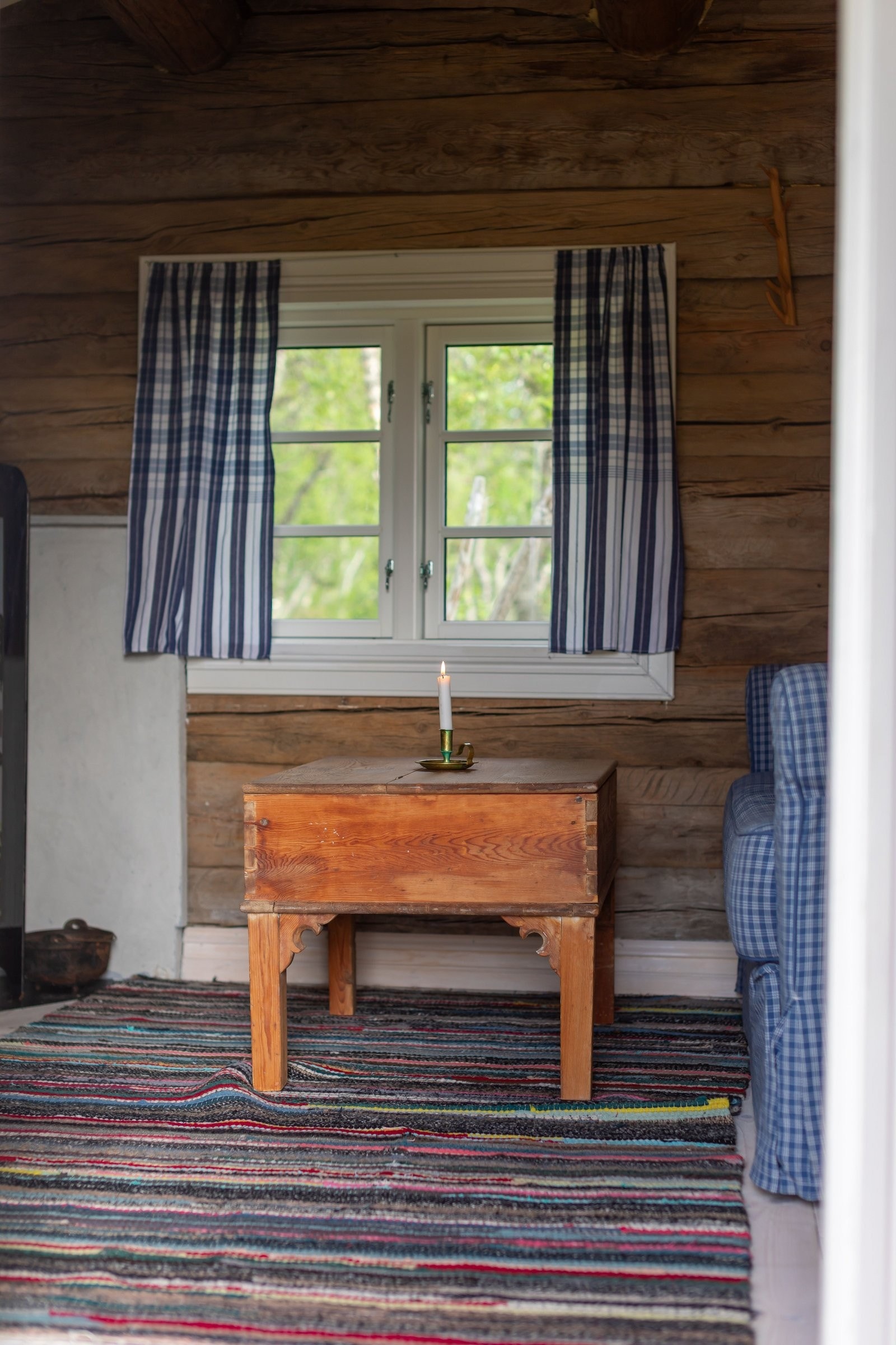 Detalj fra anneks, bord og sovesofa Galleribilde