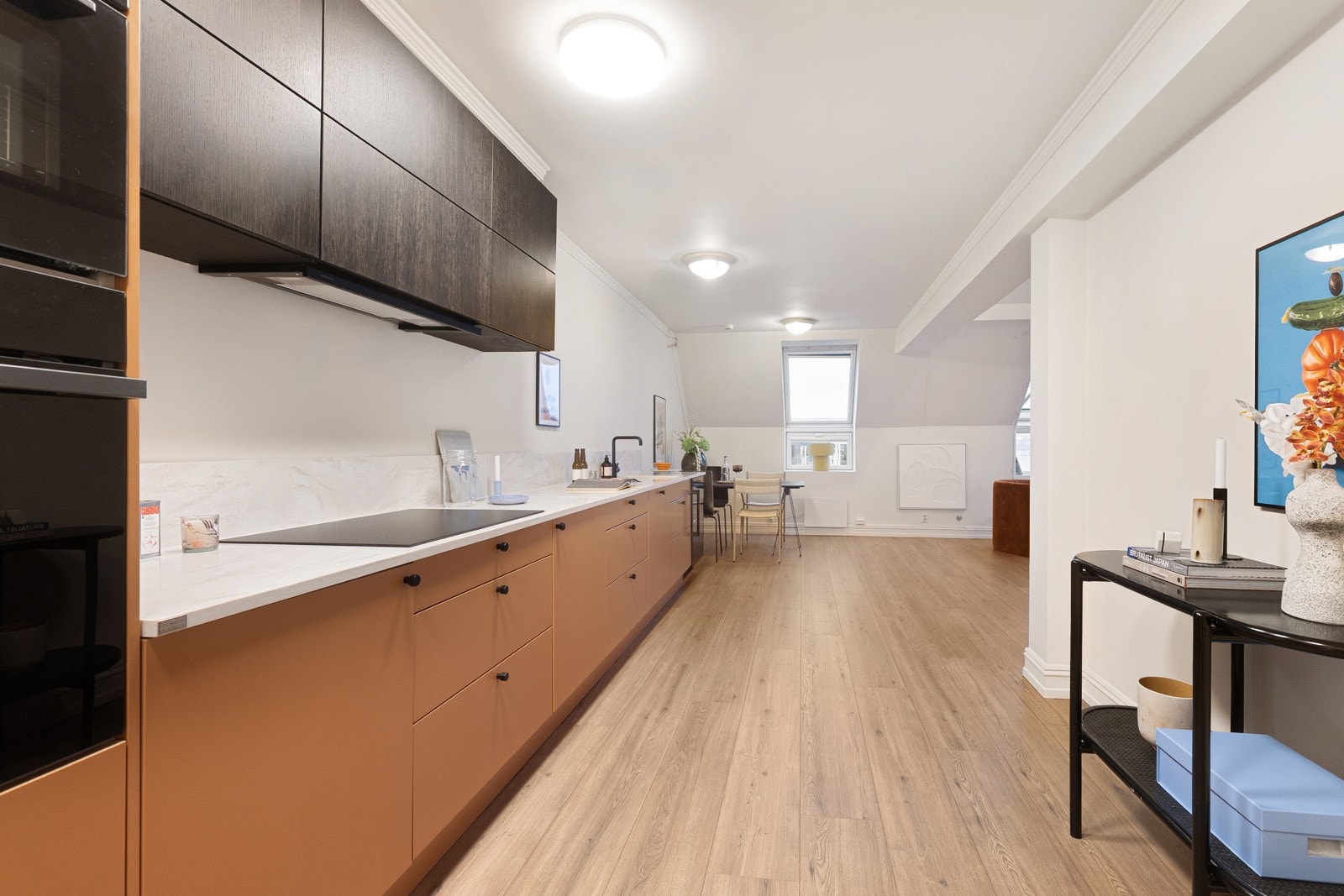 Det er integrert kjøl/fryseskap og oppvaskmaskin 2 stekeovner, induksjonstopp og benkevinkjøleskap. Galleribilde