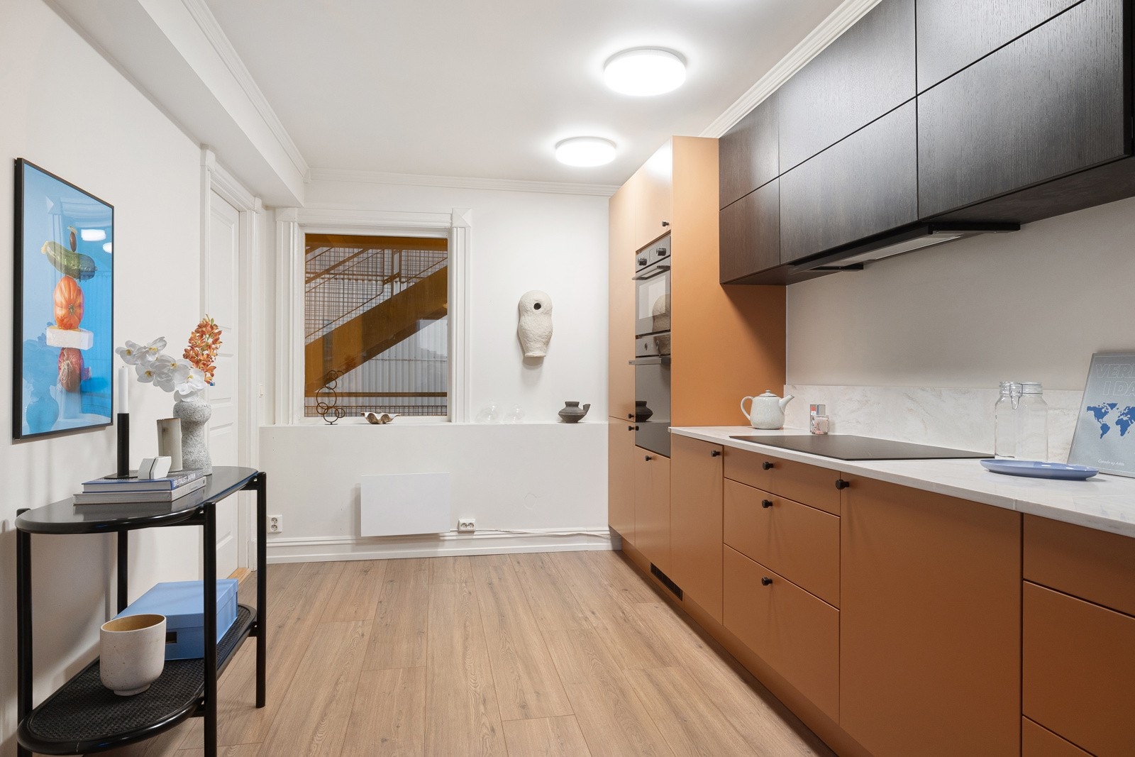 Sigdal kjøkkeninnredning fra 2025 med glatte fornter, og benkeplate i kompositt med underlimt vaskekum og sortbelagt ettgreps armatur fra Blanco. Galleribilde