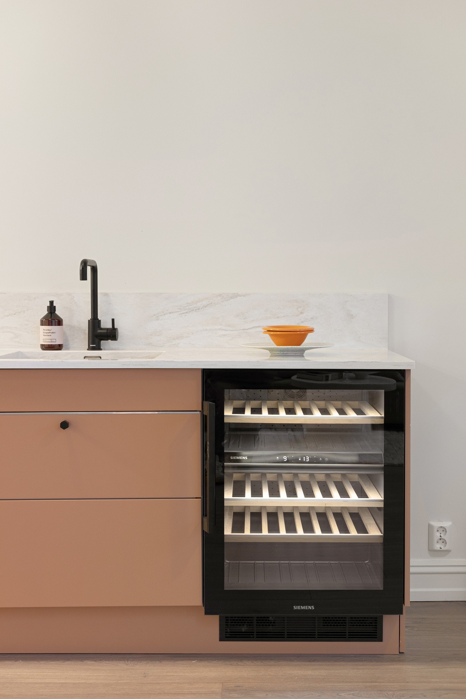 Vinskap med trehyller og to temperatursoner. Galleribilde