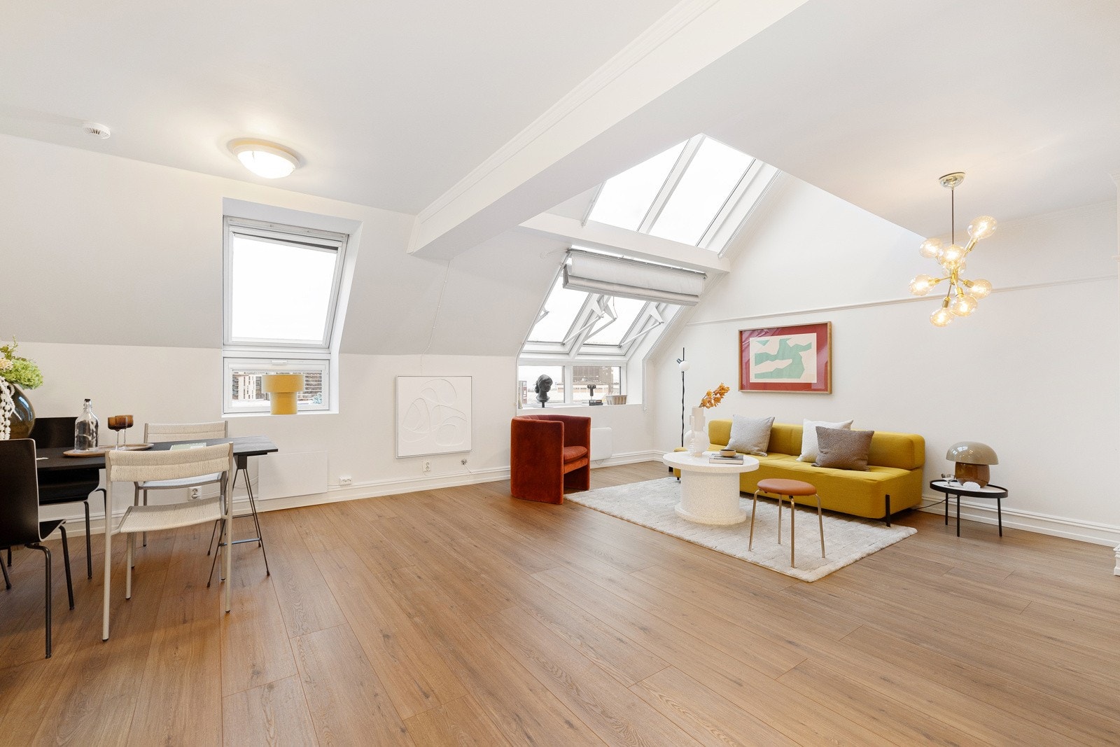 Innbydende stue med med store takvinduer som slipper inn rikelig med naturlig lys. Galleribilde