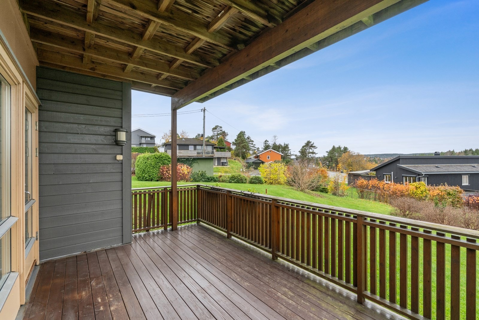 Det er fint utsyn fra verandaen til sameiets pent opparbeide fellesarealer. Her er det plen, busker og fin beplantning. Galleribilde