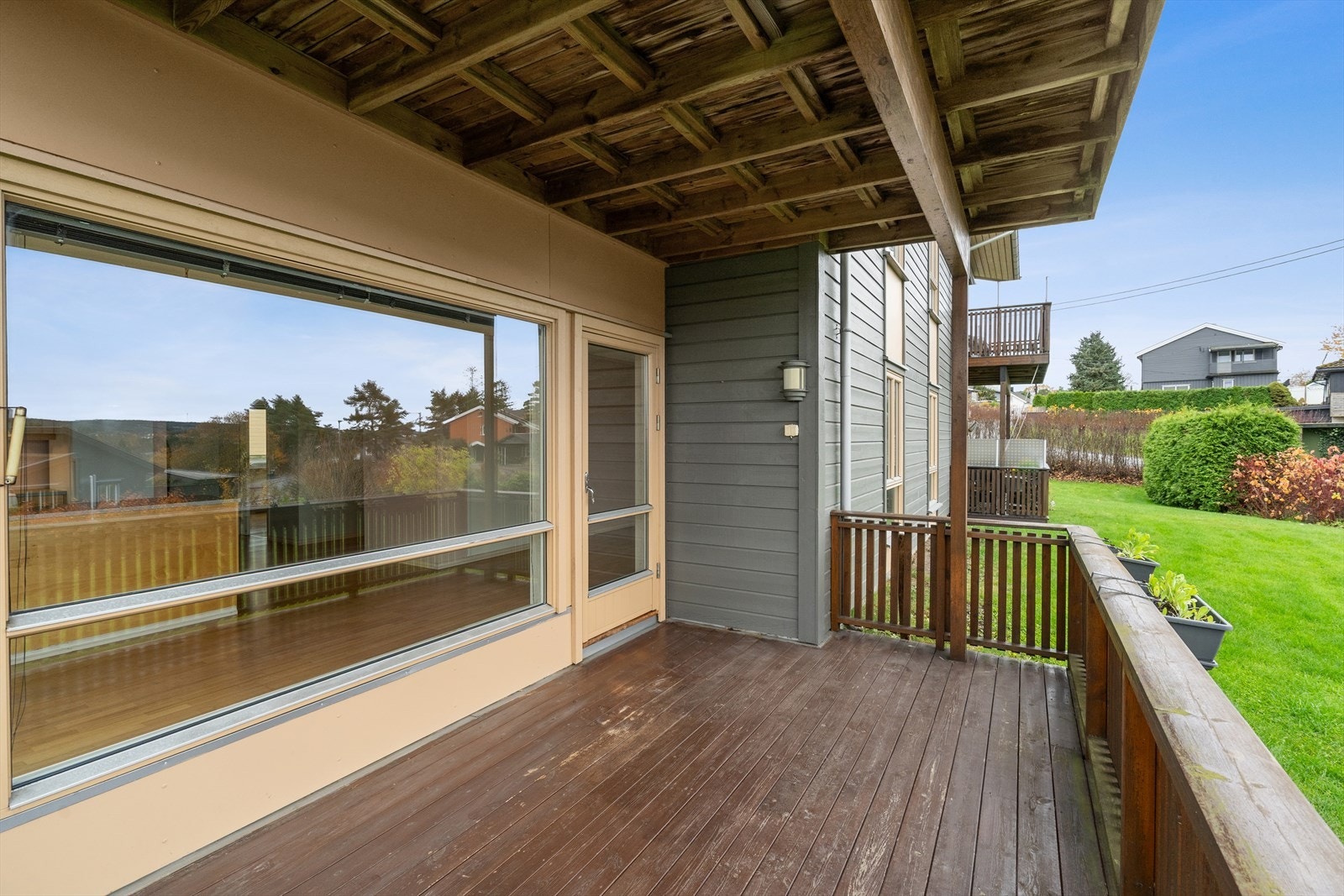 Det er utebelysning og strømuttak på verandaen. Her er det god plass til sittegruppe og grill. Galleribilde