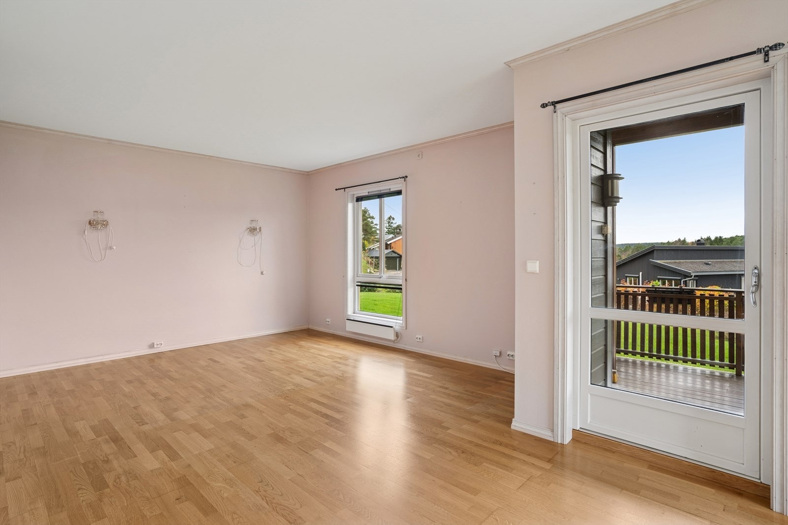 Stuen er vinkelformet, noe som gir en fin flyt mellom de forskjellige sonene. Galleribilde