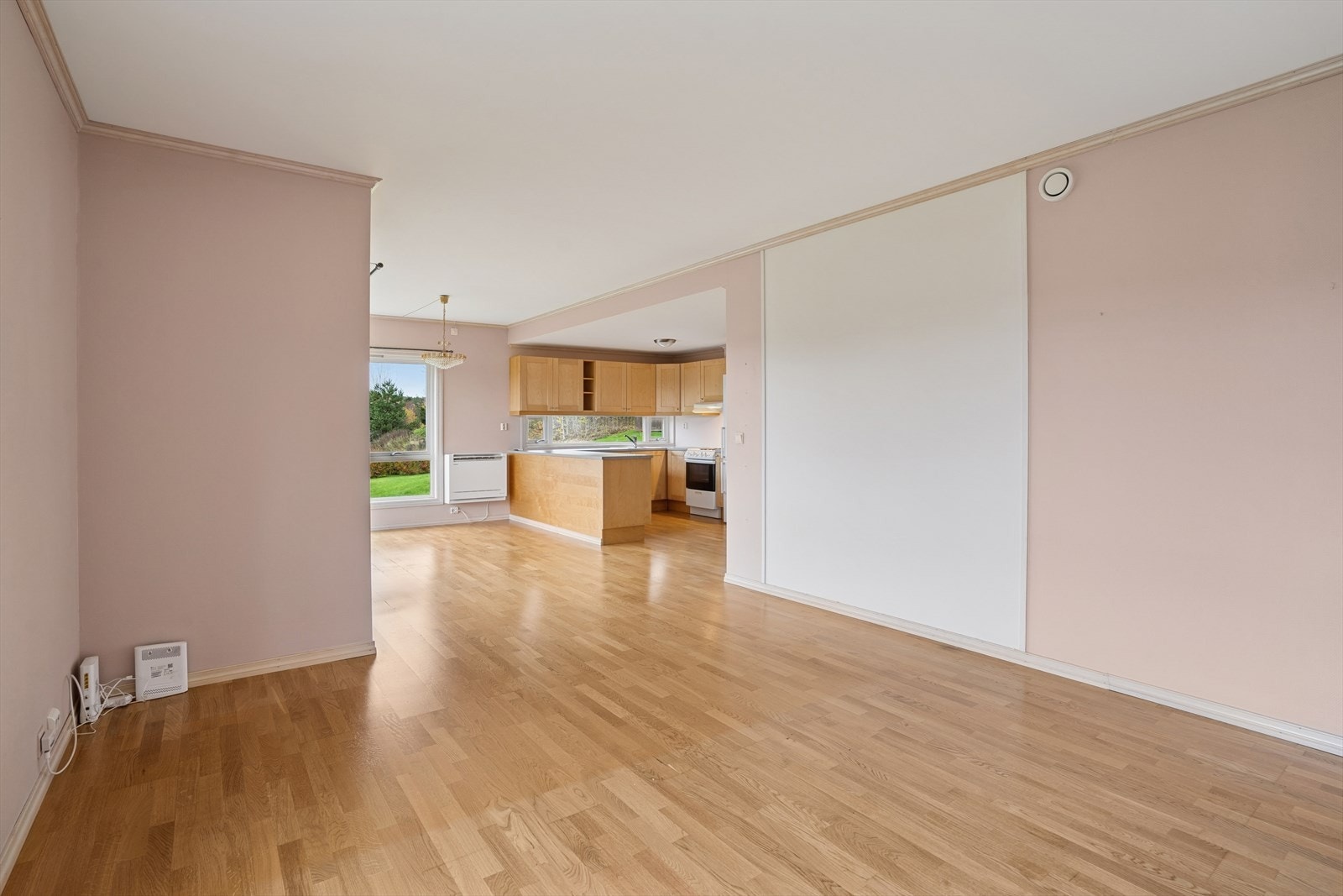 Stuen er romslig. Kabel-TV og bredbånd er inkludert i fellesutgiftene. Galleribilde