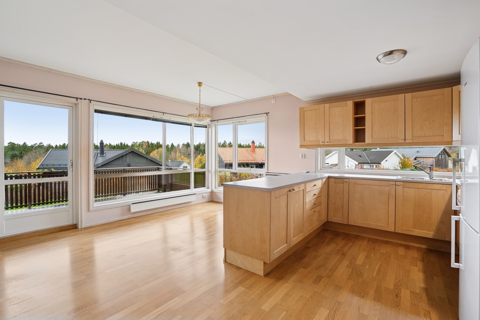 Det er eiekparkett på gulvene som er noe slitt på enkelte steder. Galleribilde