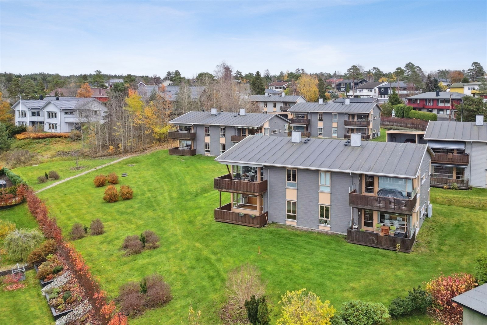 Her bor man med kort vei til fine turområder, lysløype og skog og mark. Galleribilde