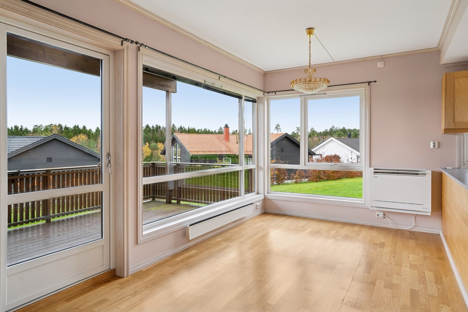 Legg merke til de gode lysforholdene. Det er luft til luft varmepumpe. Galleribilde