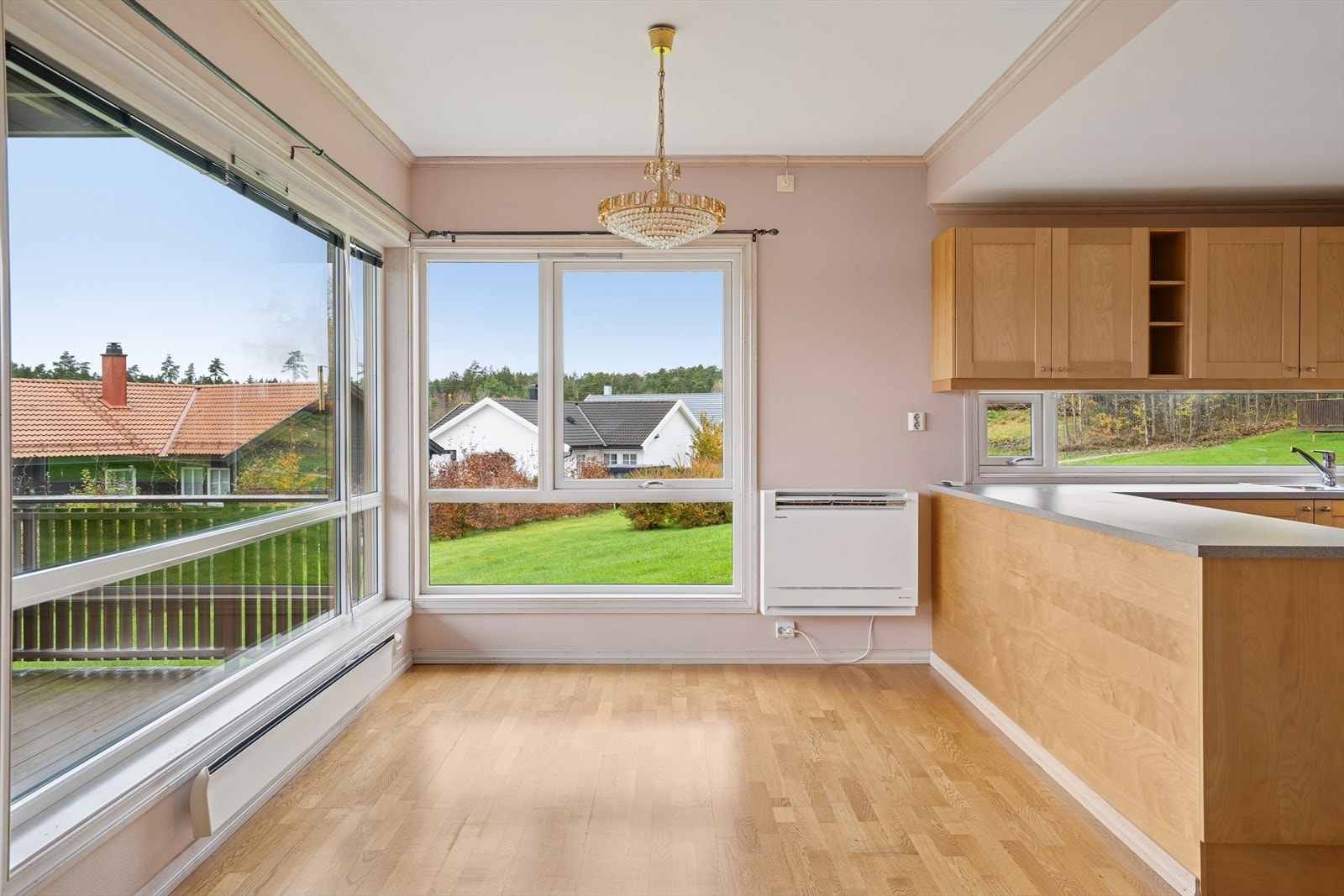 Ved vinduene ved halvøyen på kjøkkendelen er det god plass til spisestueløsning. Galleribilde