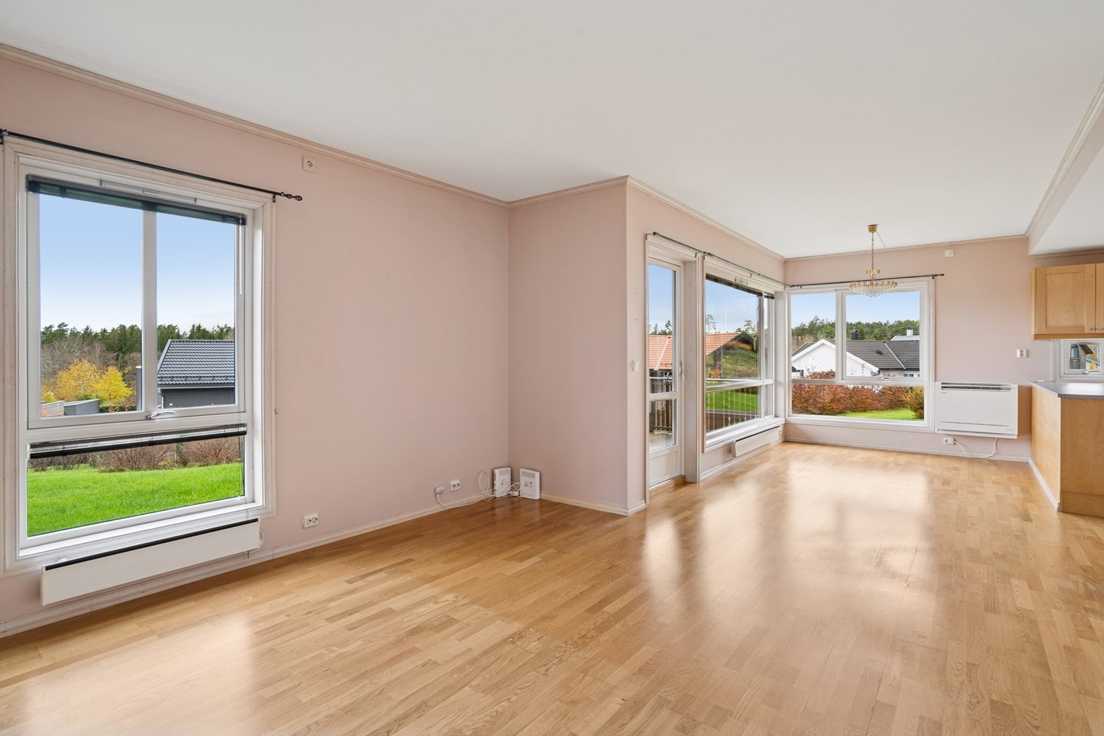 Boligen har en moderne åpen stue/kjøkkenløsning med svært gode vindusflater som gir rikelig med dagslys. Galleribilde