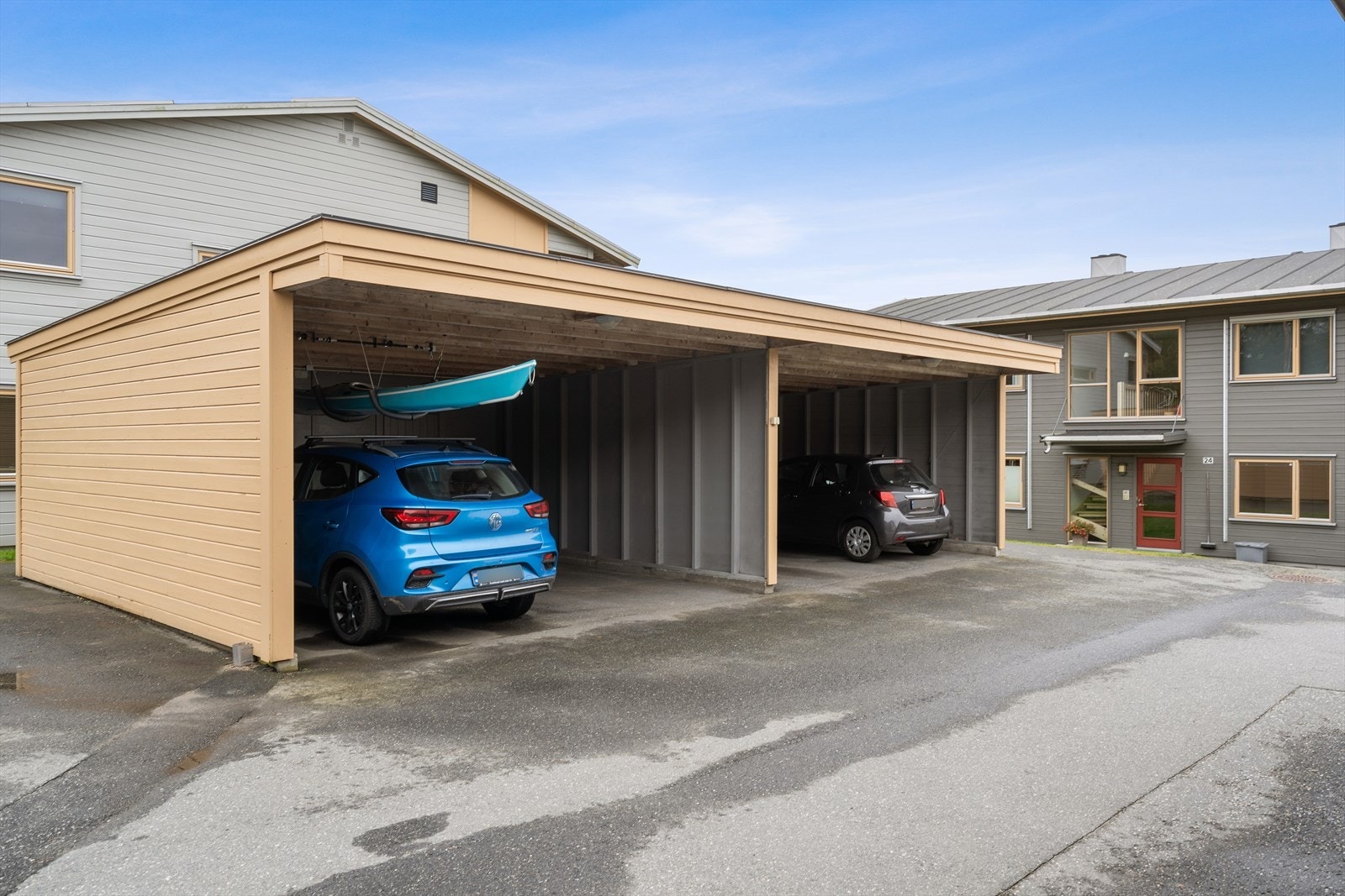 Det medfølger parkeringsplass i carport. Det er praktisk sportsbod på 5 m² i forkant av carporten. Galleribilde