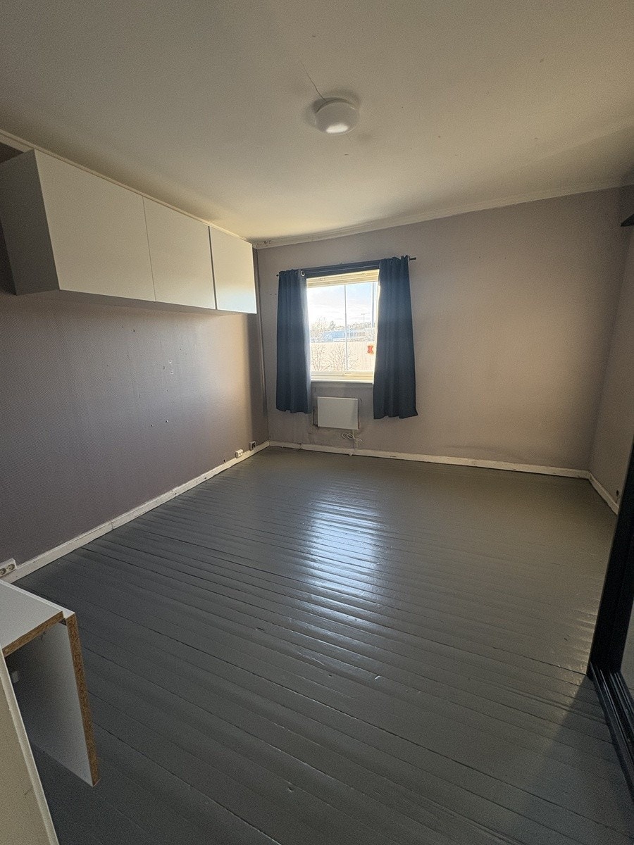 Soverom 2, et klesskap står på høyre side. Galleribilde