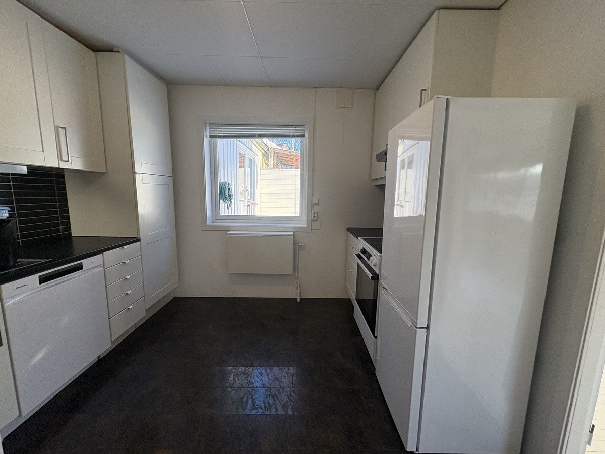 Et klappbord er montert på kjøkkenet, hvor 2 stoler kan plasseres på hver sin side. Galleribilde