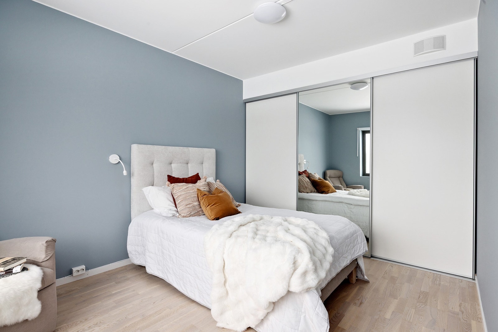 Det er ett soverom i leiligheten, med stor skyvedørsgarderobe/walk-in closet Galleribilde