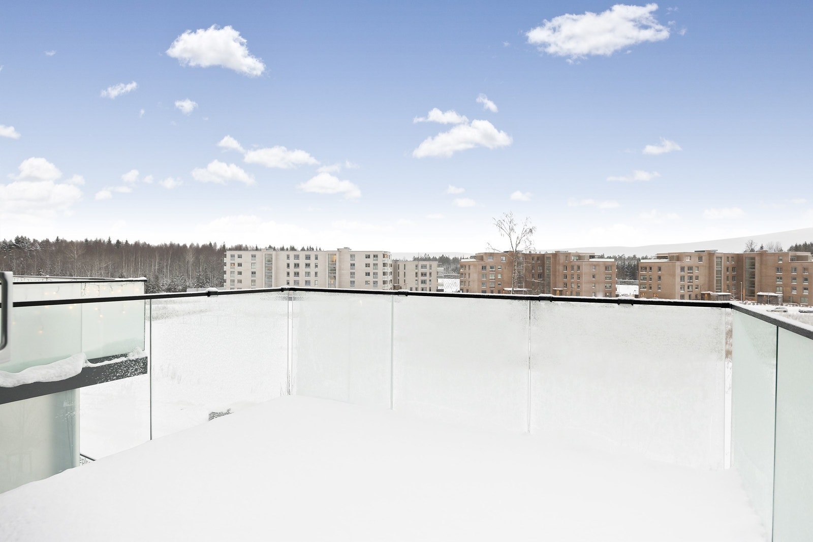 Det er montert ny terrassemarkise i hele verandaens bredde Galleribilde