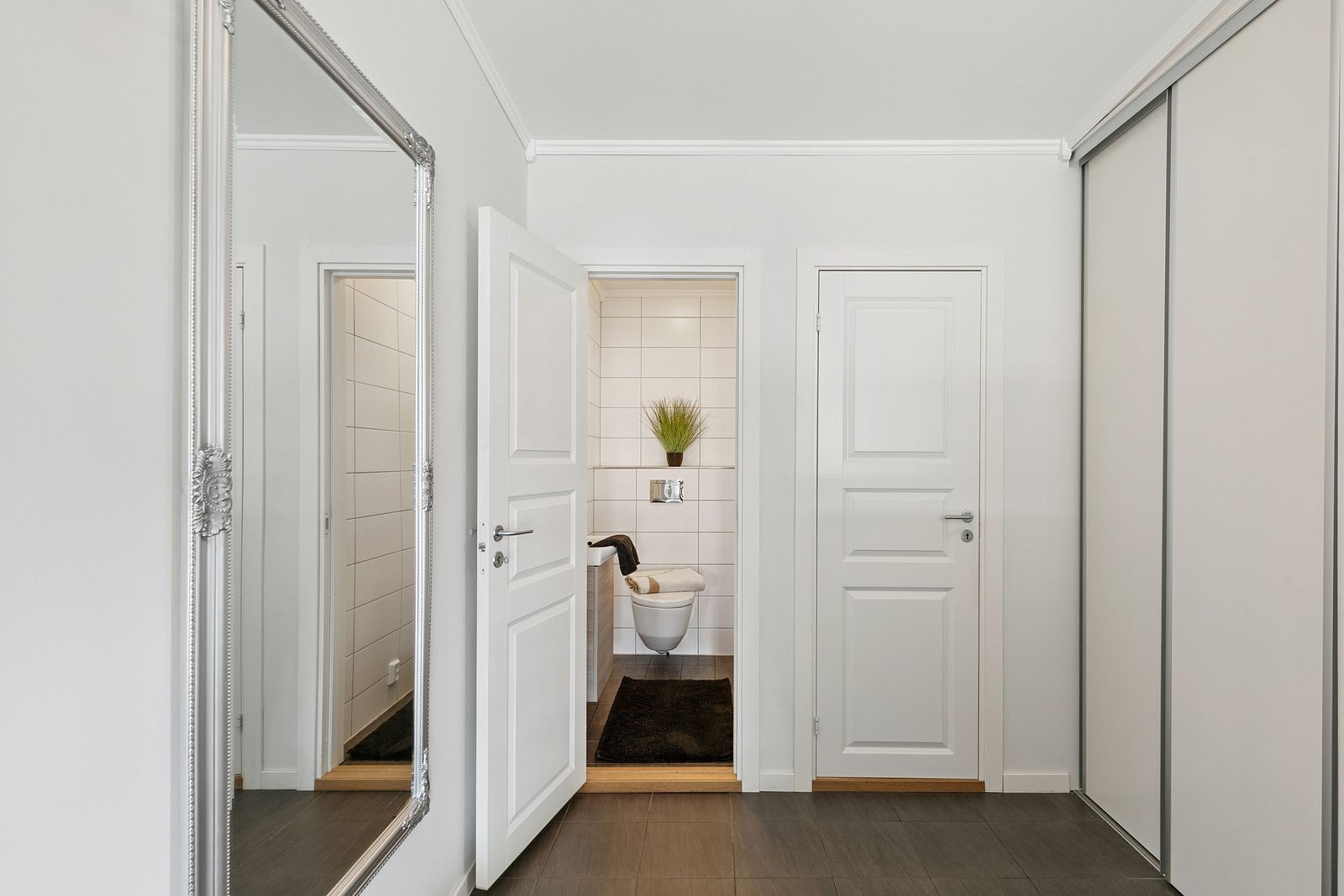 Velkommen inn! Her i gangen finner du wc-rom, smart vaskerom og en praktisk skyvedørsgarderobe! Galleribilde