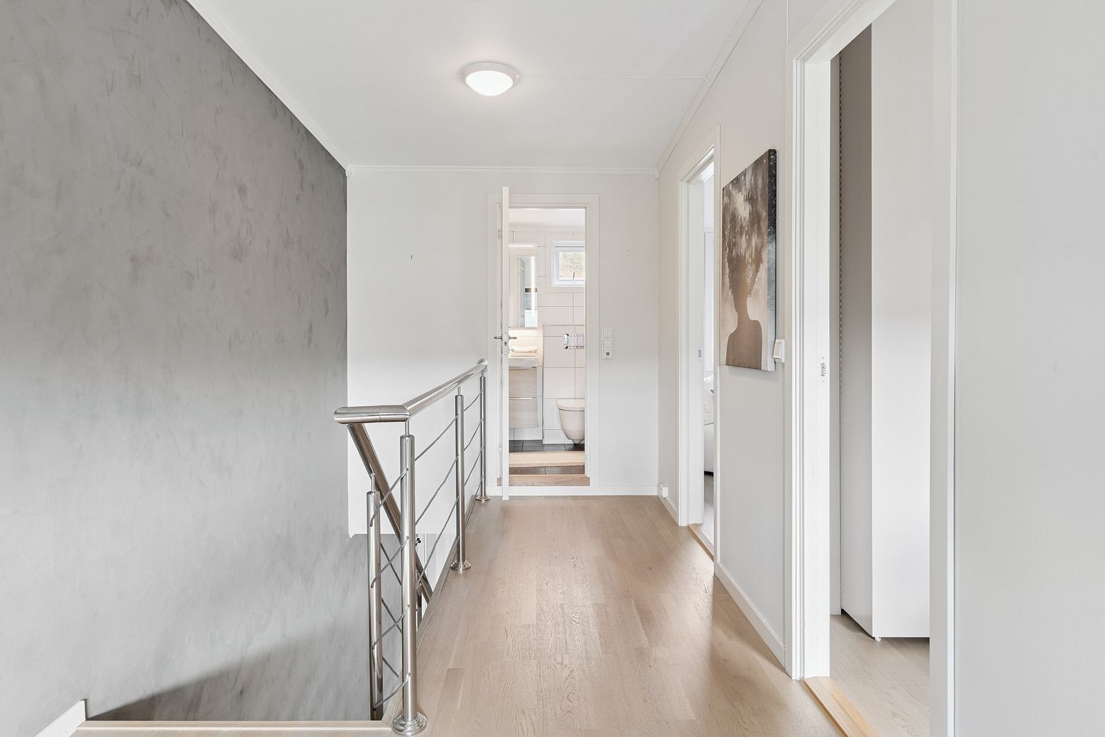 Alle de tre soverommene ligger oppe på rekke og rad med badet innerst. Galleribilde