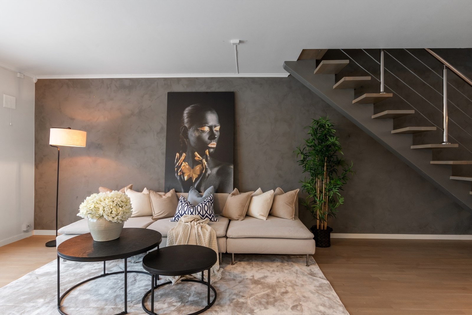 1. etasje er den sosiale sonen men tasser man opp den kule trappen vil man få litt mer privatliv! Heng med ! Galleribilde