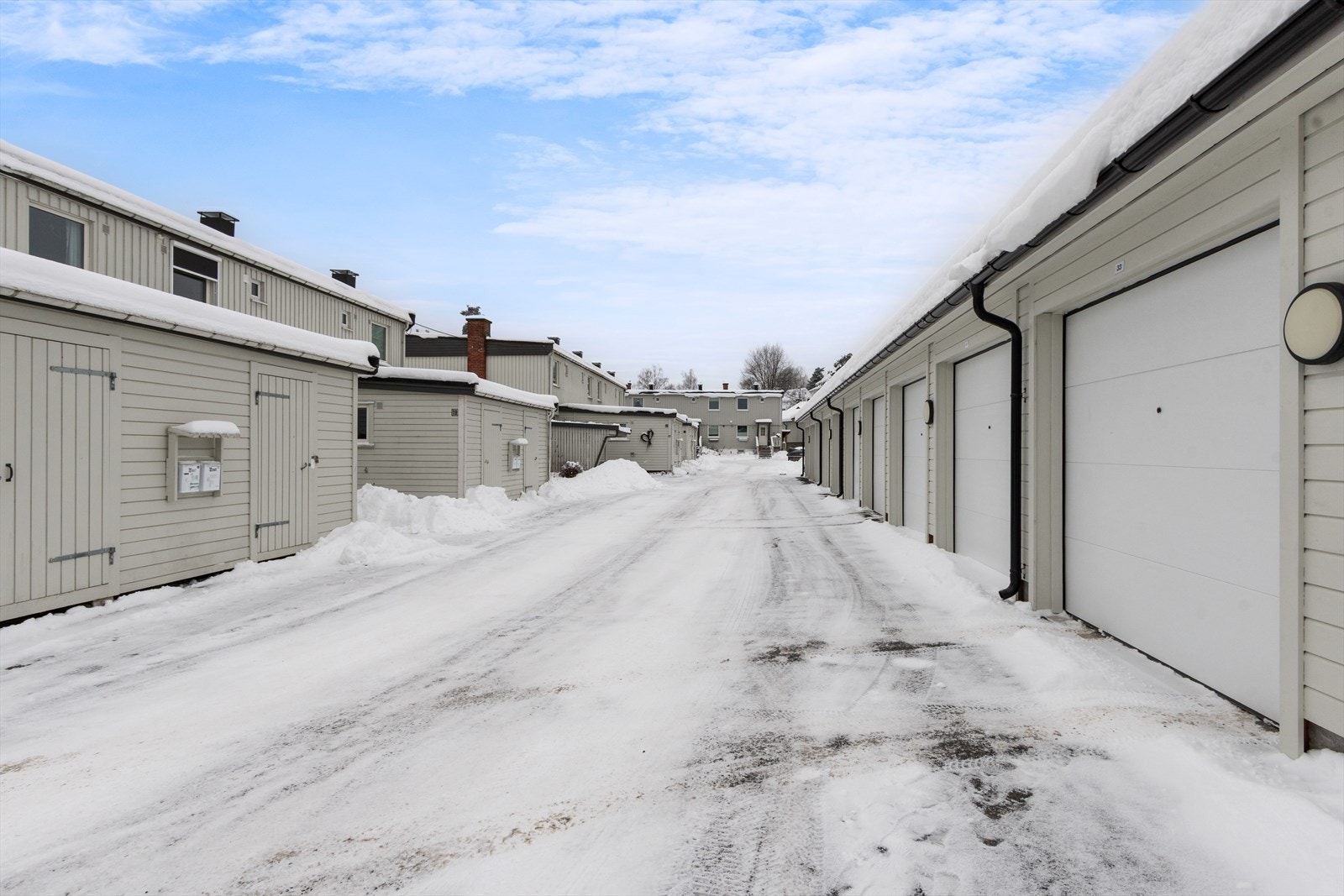 Det medfølger 2 garasjer til denne boligen - en ny med muligheter for å skaffe seg elbil lader og praktisk oppbevaring på loft. Galleribilde