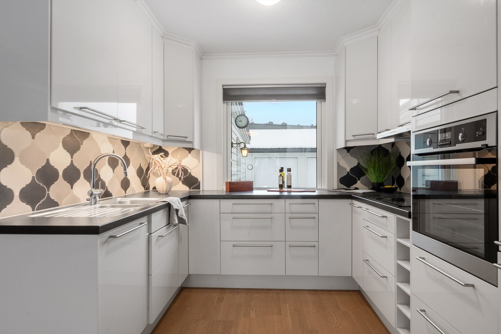 Kjøkkenet er fra 2018, er romslig og har godt med benkeplass! Her ble det satt inn nytt vindu i 2025. Galleribilde