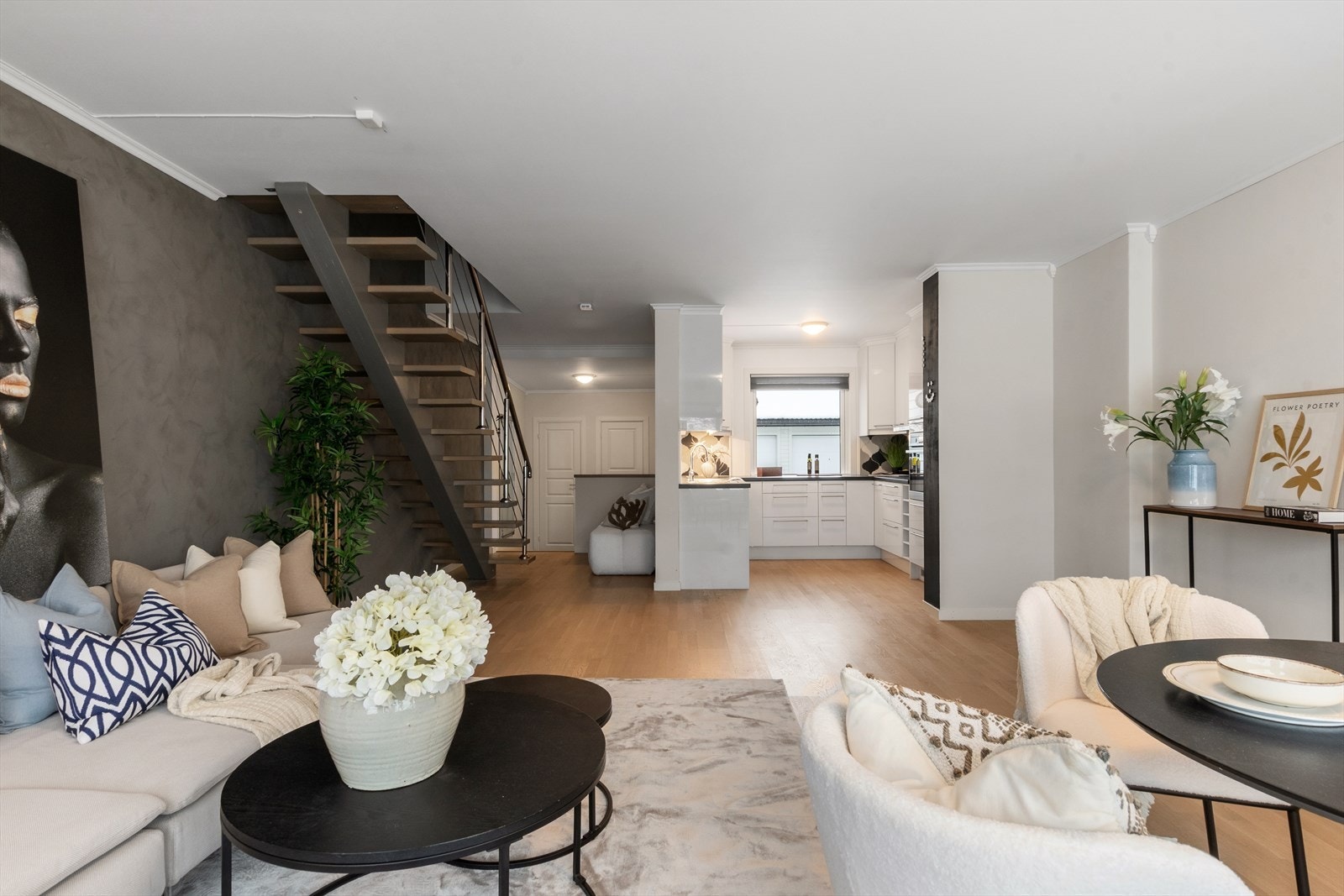 Stue med kjøkken i bakkant og gang med wc og vaskerom i kroken bakerst Galleribilde