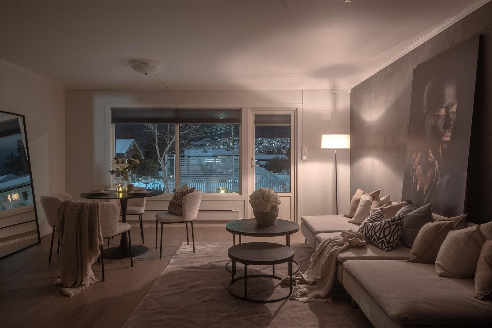 Herlig stemning på kveldene med Lia sin belysning som lyser opp i åsen på are sia .. Galleribilde