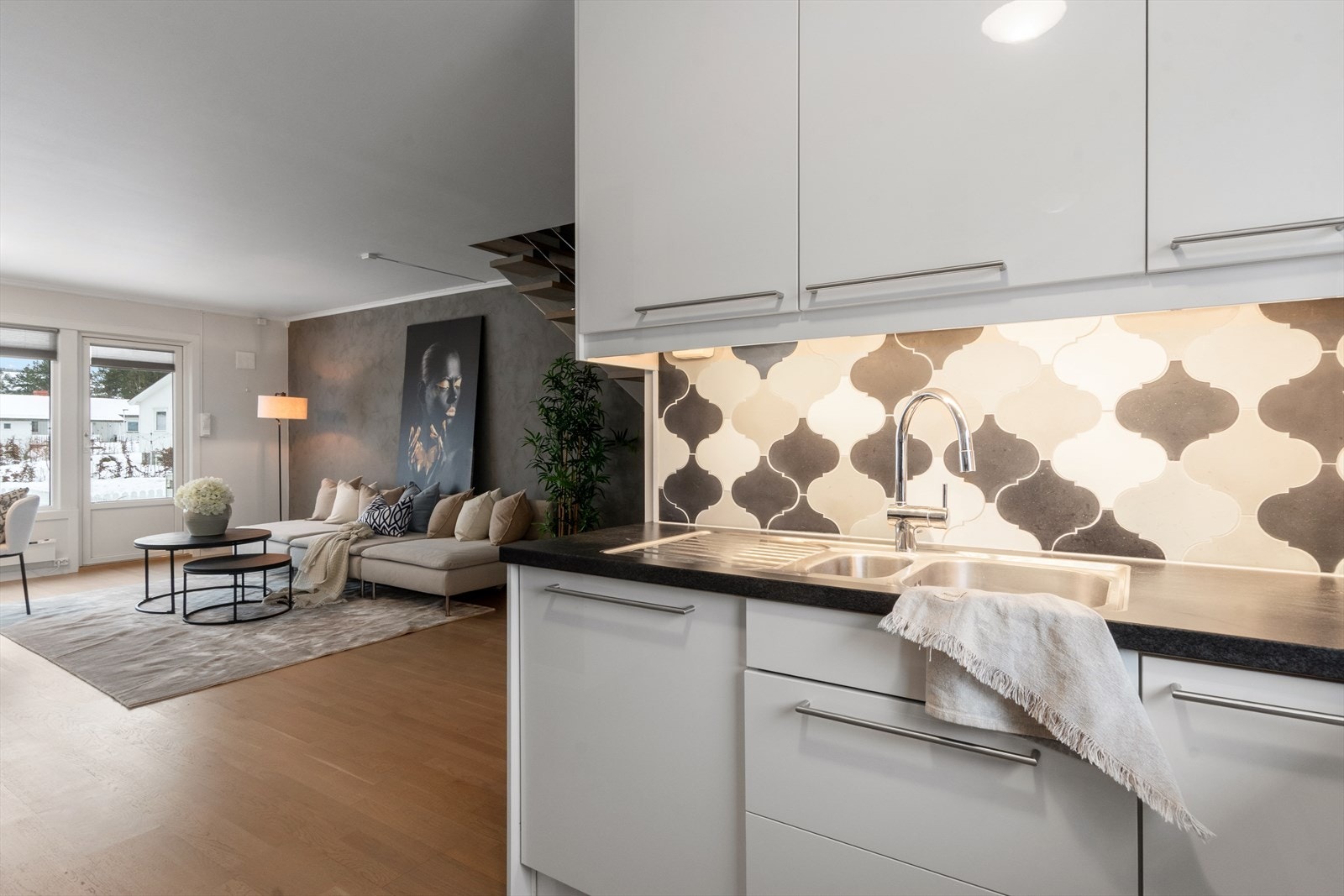 Alle hvitevarer på kjøkkenet er integrert i innredningen og medfølger selvsagt. Minimal bruksslitasje, rent og pent :-) Galleribilde