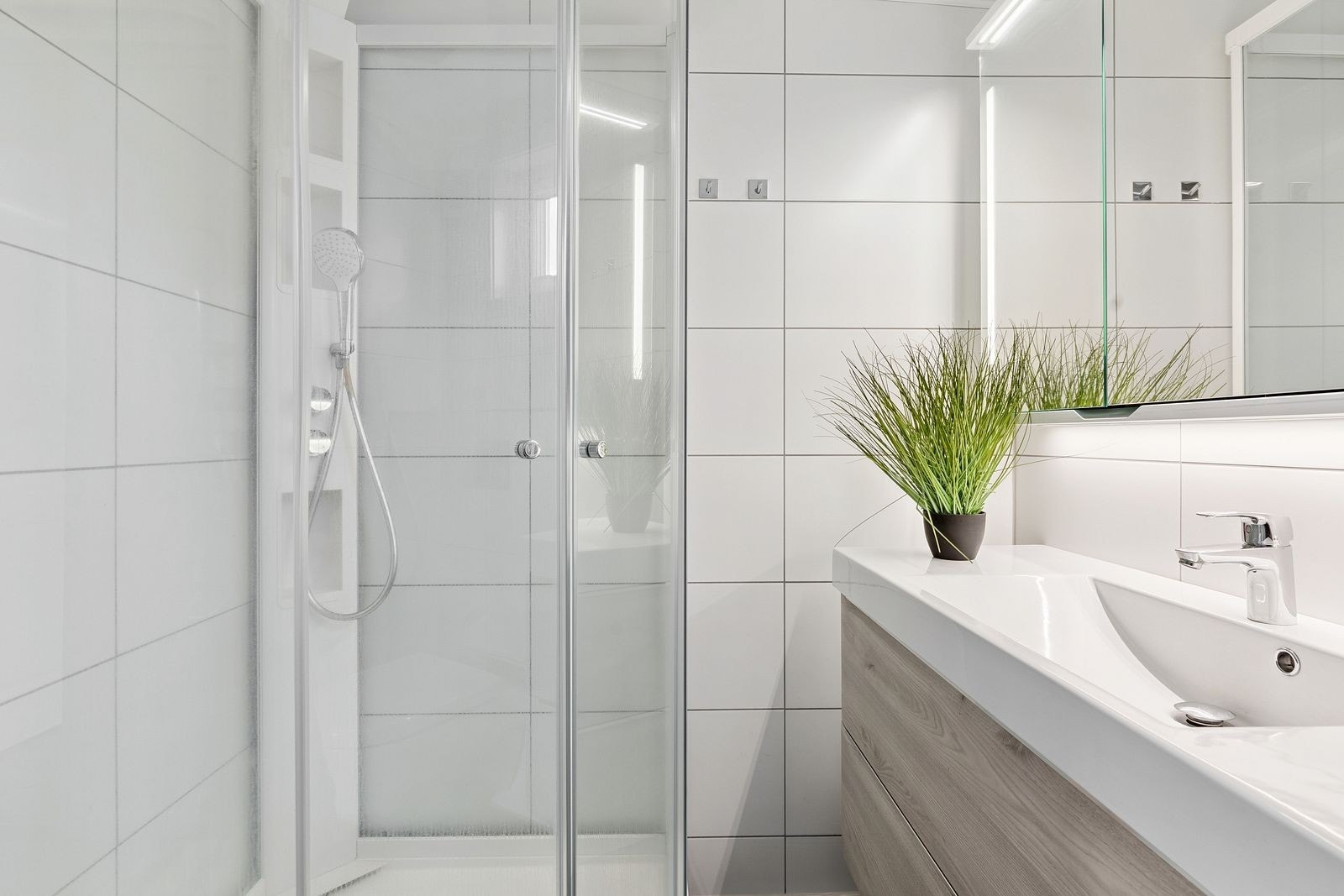 På badet er det fliser med varme på gulvet og fliser på veggene. Overskapet har speil og innebygget lys! Galleribilde