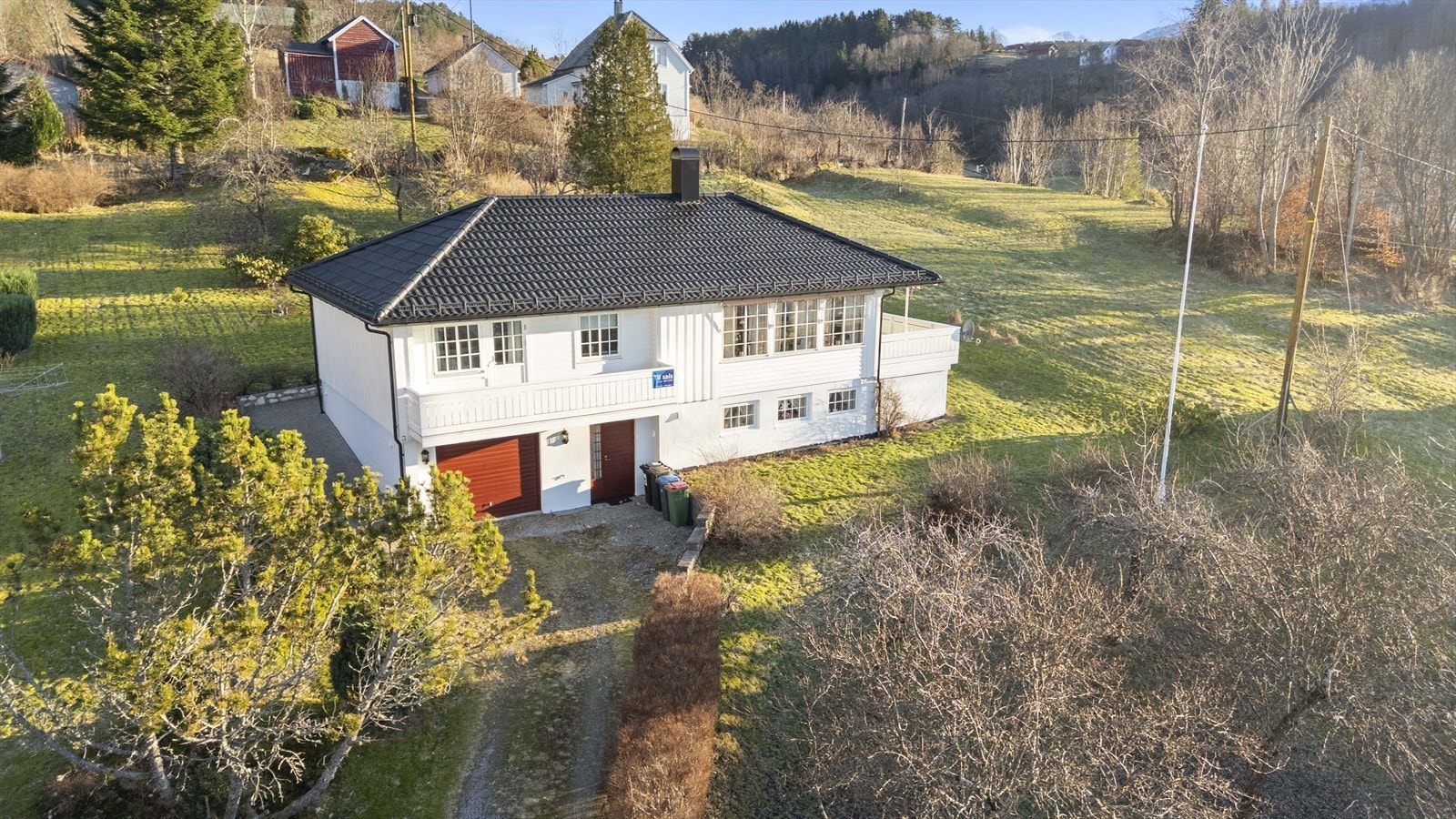Gardstunet ligg midt i sentrum med gangavstand til naust m/ strandlinje Galleribilde