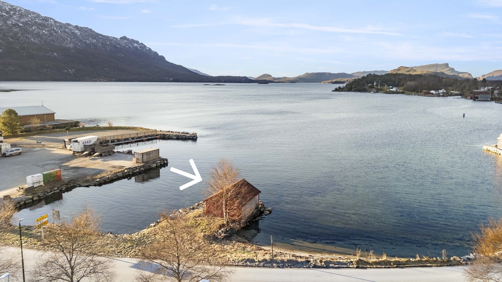 Strandlinje m/ naust Galleribilde
