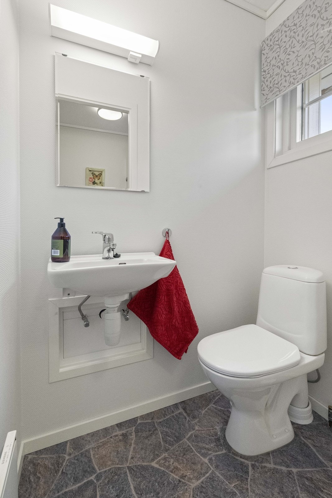 Toalettrom rett ved inngangspartiet Galleribilde