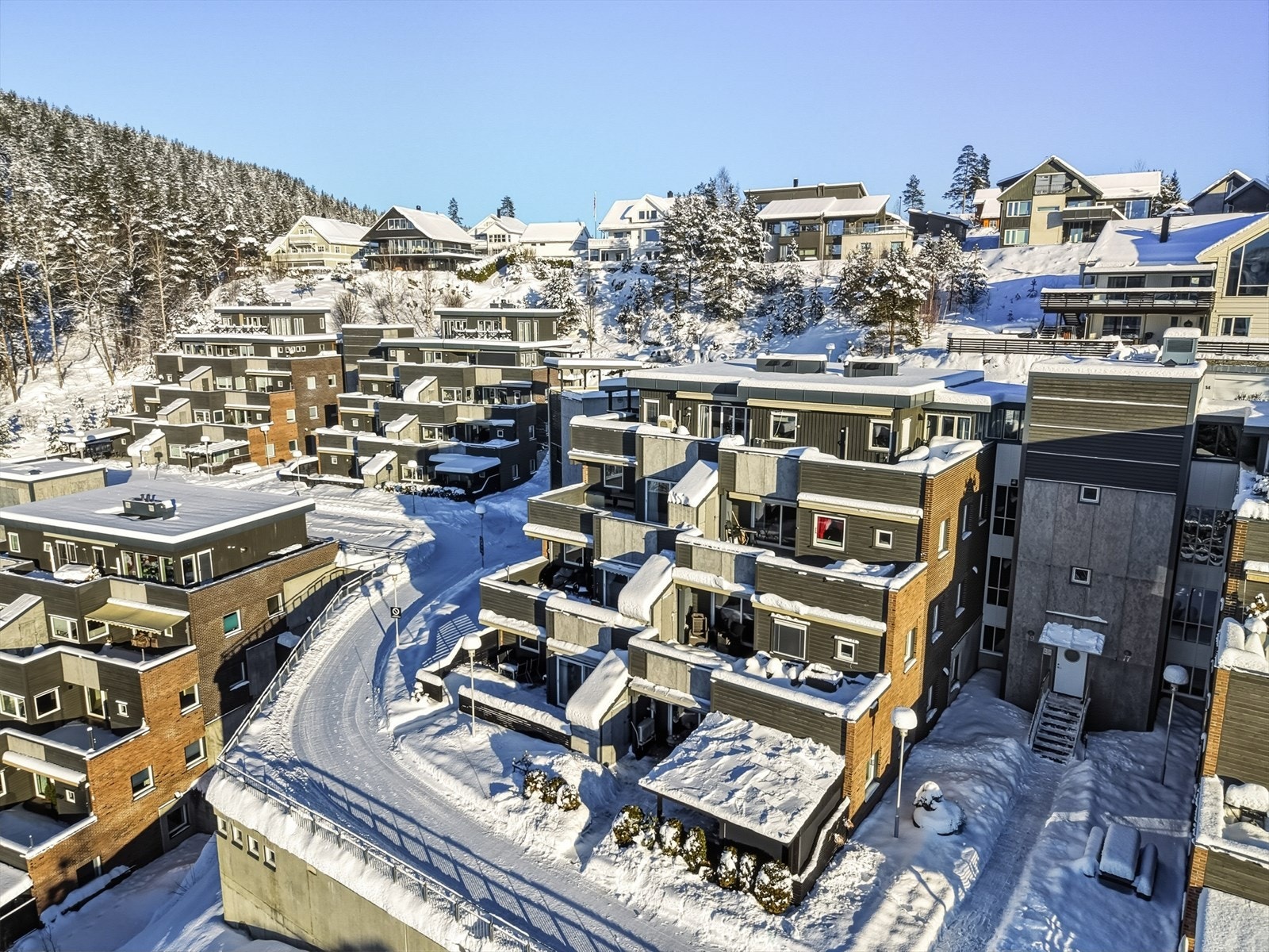 Hindtåsen er kjent for å være et solrikt og hyggelig nabolag, med etablert leilighets- og eneboligbebyggelse. Galleribilde