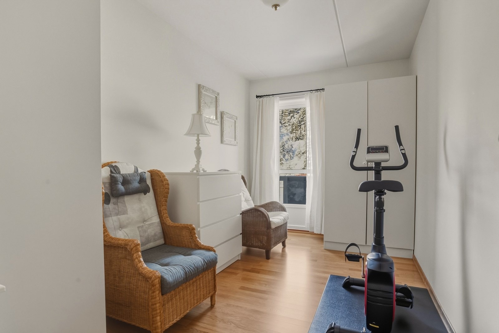 Soverom 2 har god plass til seng, garderobeløsning og kontorpult. Rommet passer perfekt som gjesterom, barnerom eller kontor. Galleribilde