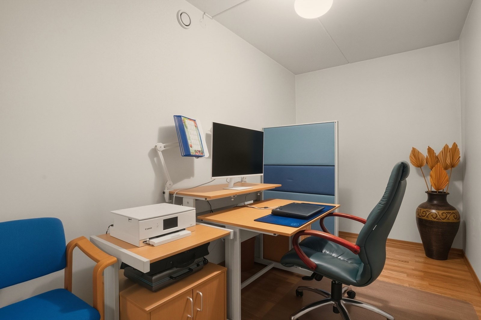 Innvendig bod er i dag innredet som kontor, rommet er ikke godkjent som rom til varig opphold. Galleribilde