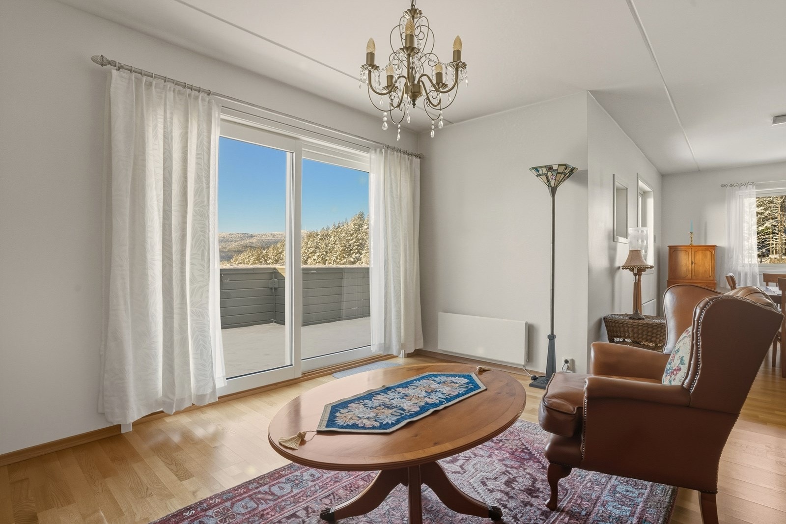 Store vinduer slipper inn rikelig med naturlig lys. Galleribilde