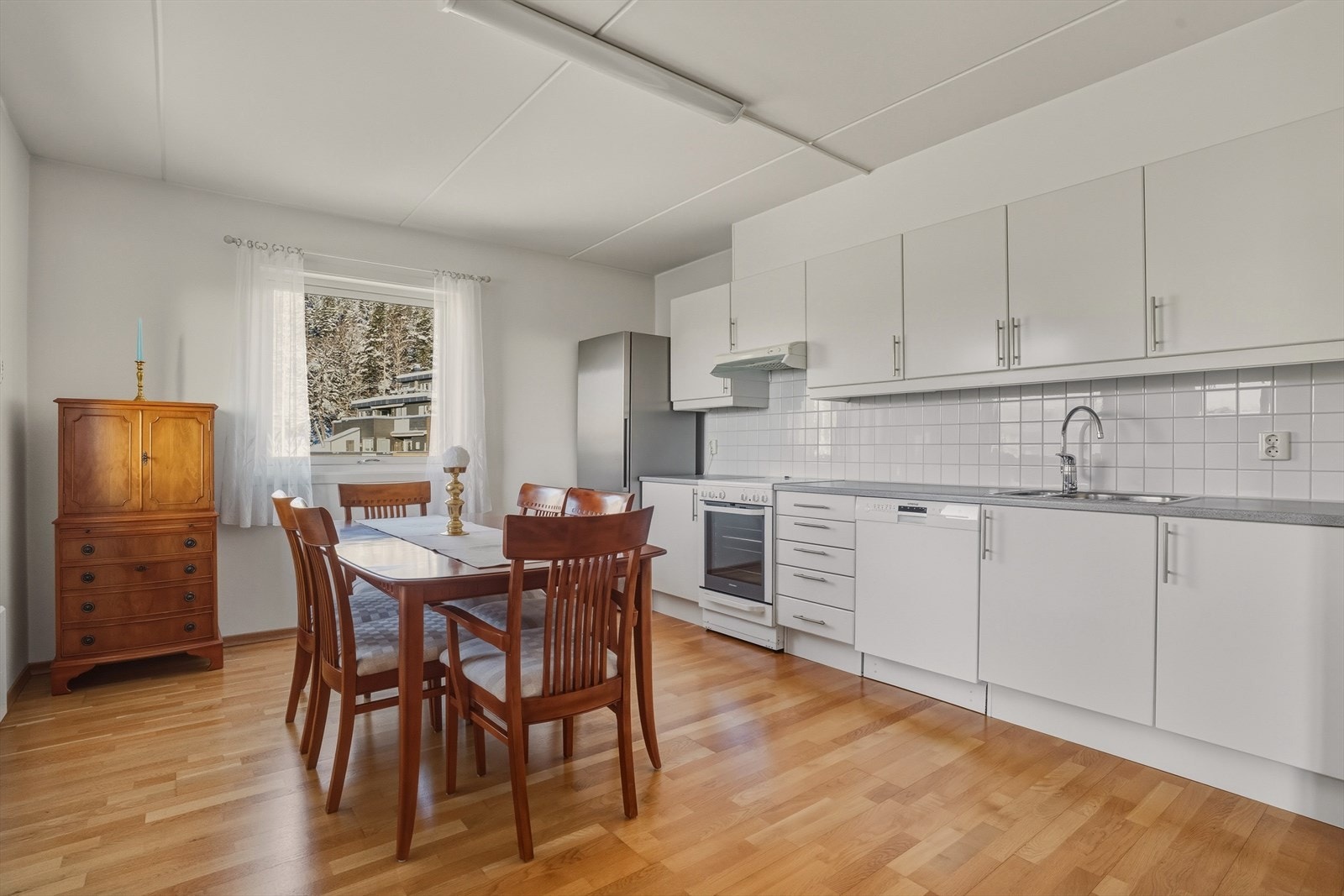 Kjøkkenet er utstyrt med frittstående hvitevarer som komfyr, oppvaskmaskin, kjøl-/frys. Det er avtrekk via mekanisk avtrekksanlegg i boenheten. Galleribilde