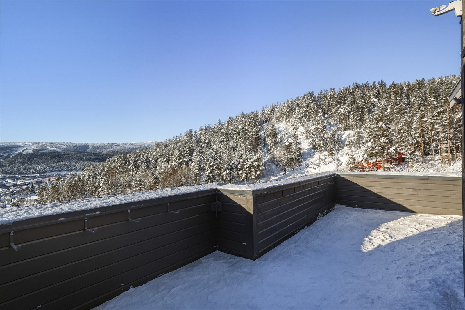 Den romslige terrassen har en avslappende atmosfære, perfekt for avslapning, måltider utendørs eller sosiale sammenkomster. Galleribilde