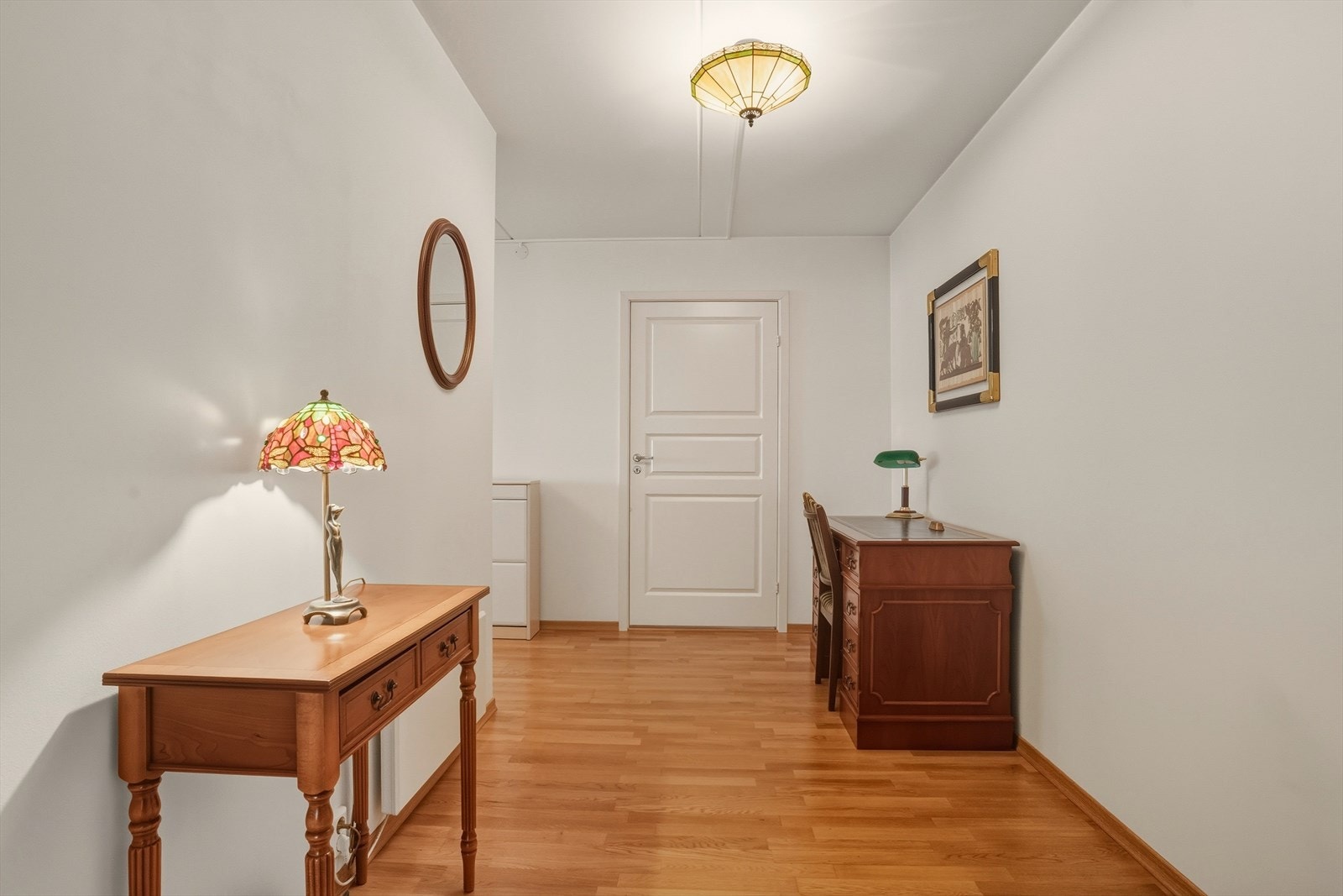 En romslig entré som gir god plass til oppheng av yttertøy og til å sette ifra seg sko. Galleribilde