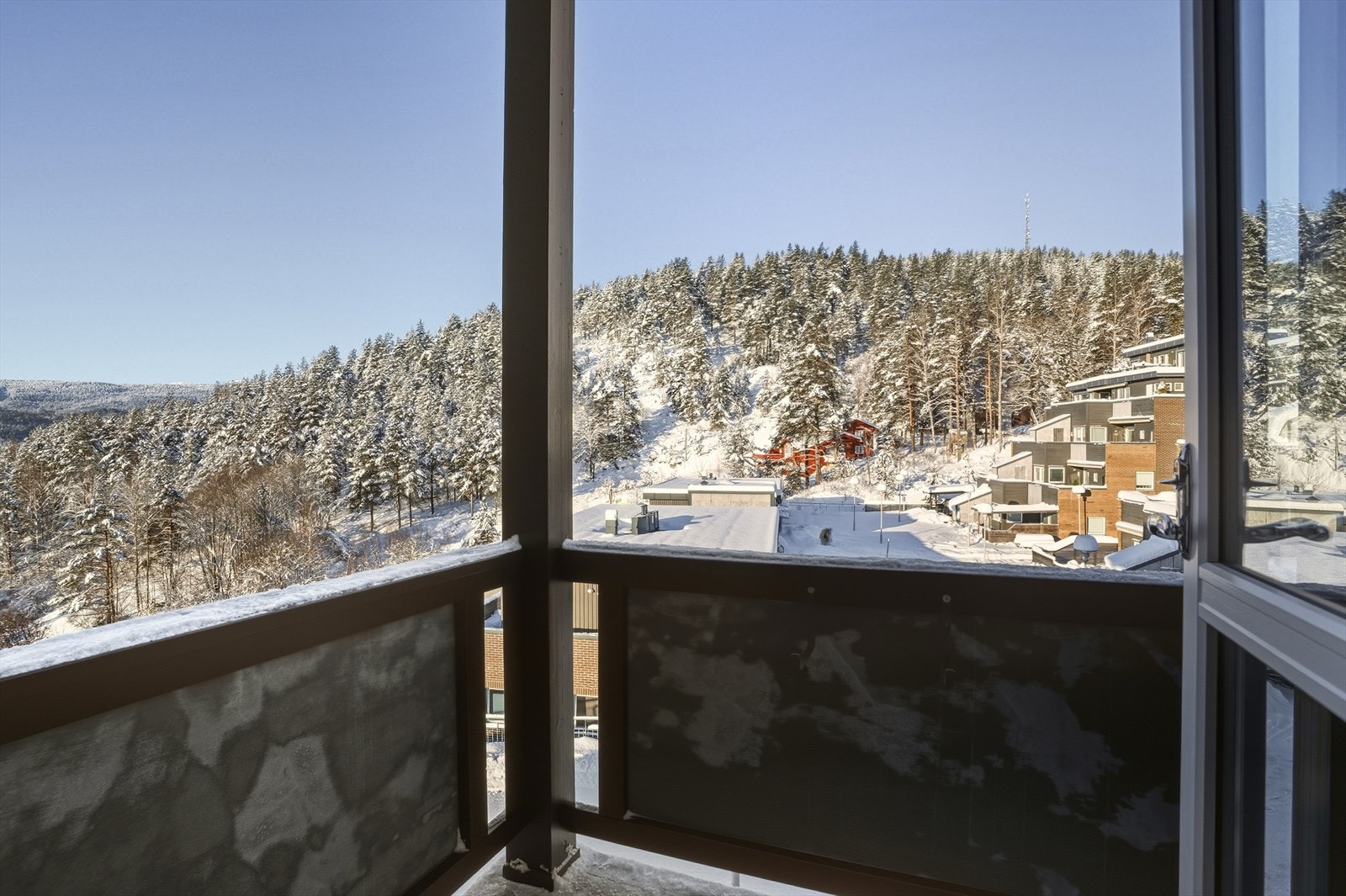 Fra soverom 2 er det utgang til en overbygget balkong. Galleribilde