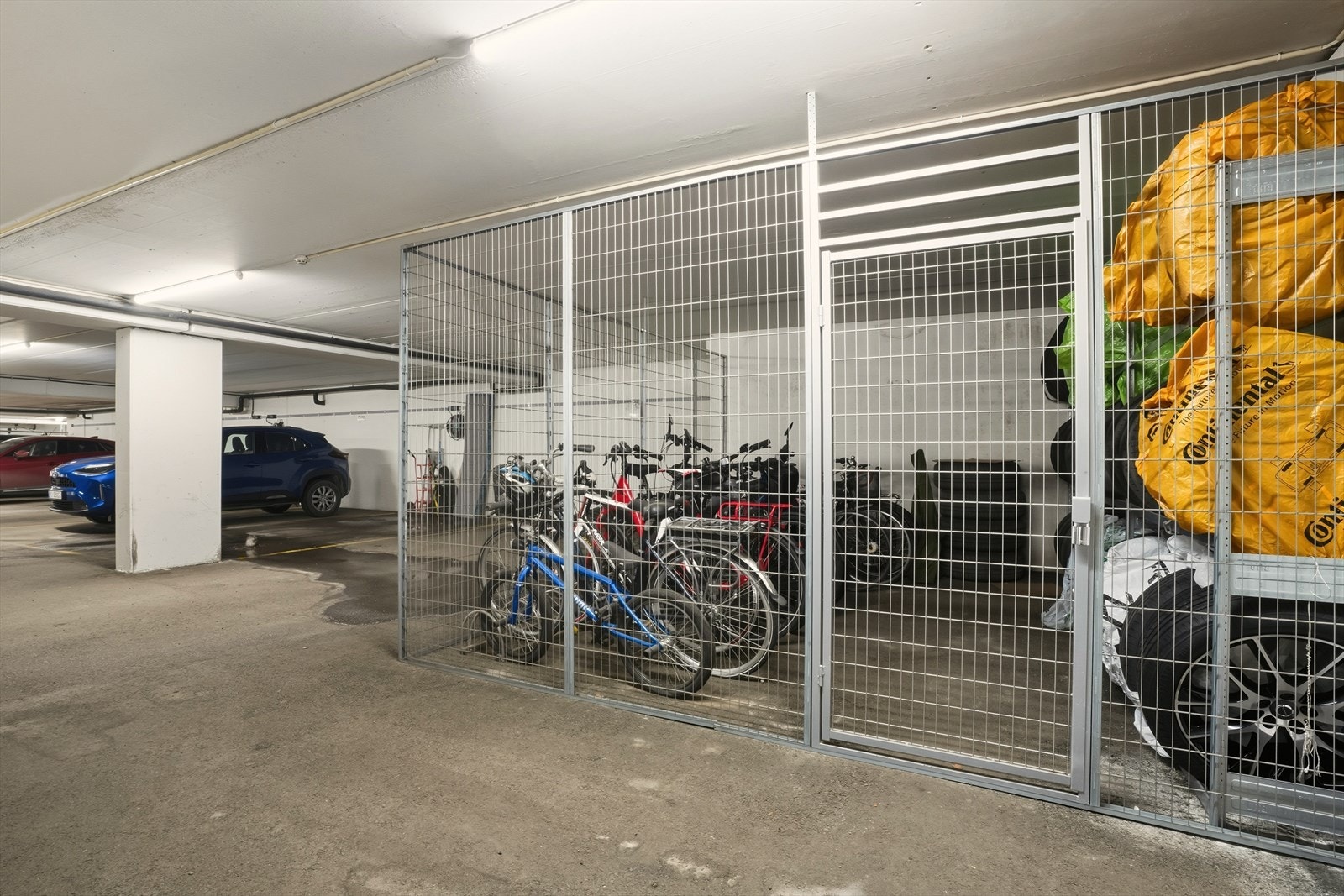 Garasjeanlegget har fellesbod for sykler og bildekk. Galleribilde