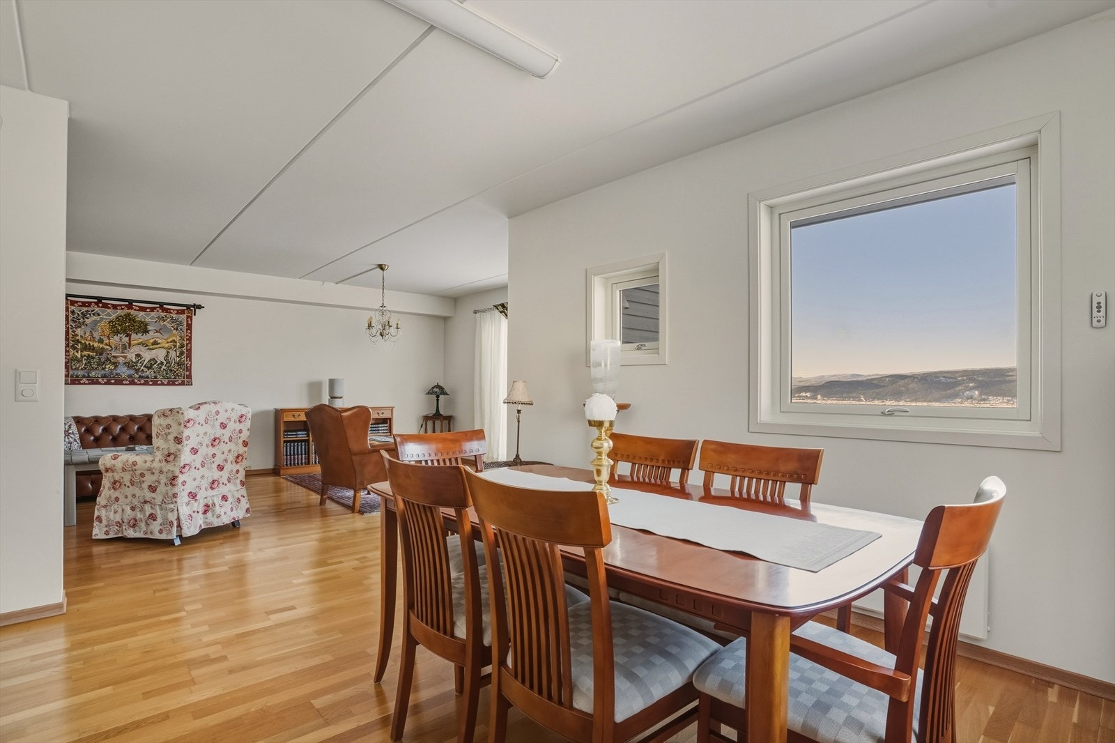 Spisebordet finner sin naturlige plassering, der en kan dekke på til flere gjester. Galleribilde