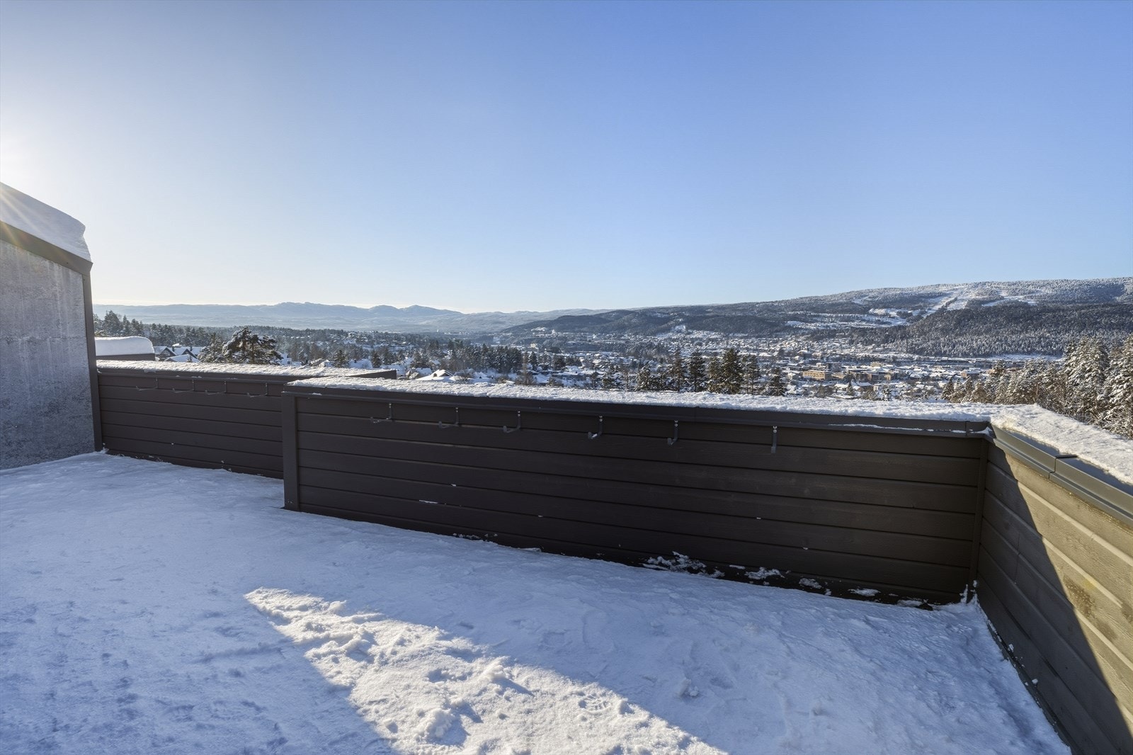 Fra stuen er det direkte utgang til den romslige terrassen på ca. 25 kvm. Galleribilde