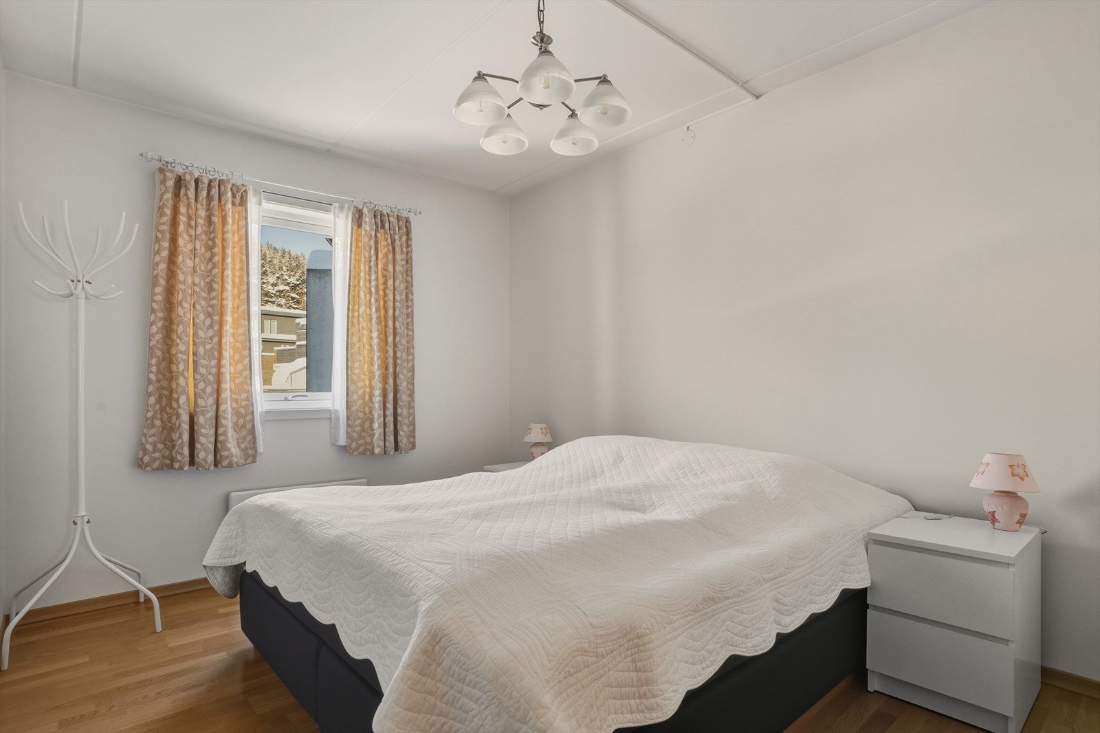 Hovedsoverommet har hvit malte vegger og parkett på gulv. Det er god plass til dobbeltseng med tilhørende nattbord og garderobeløsning. Galleribilde