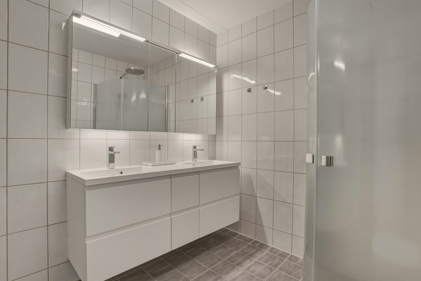 Pent flislagt bad med varmekabler i gulv. Galleribilde