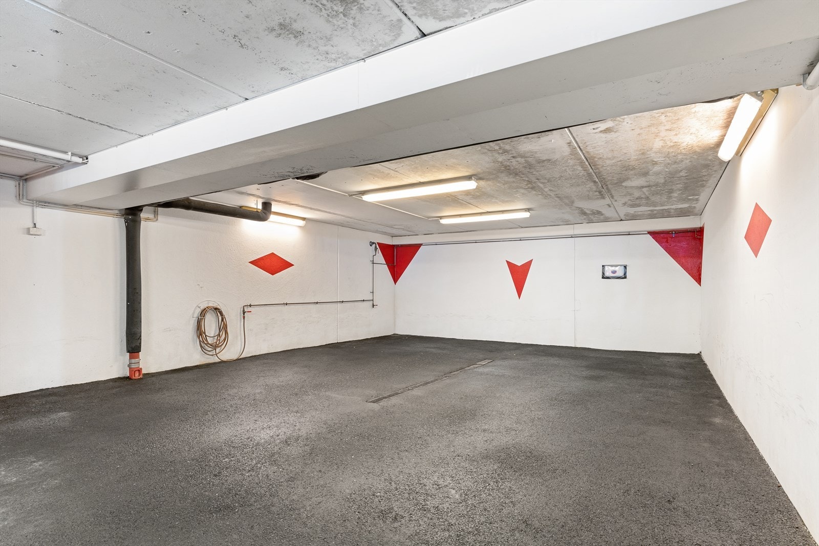 Felles bilplass for vask av bil. Galleribilde