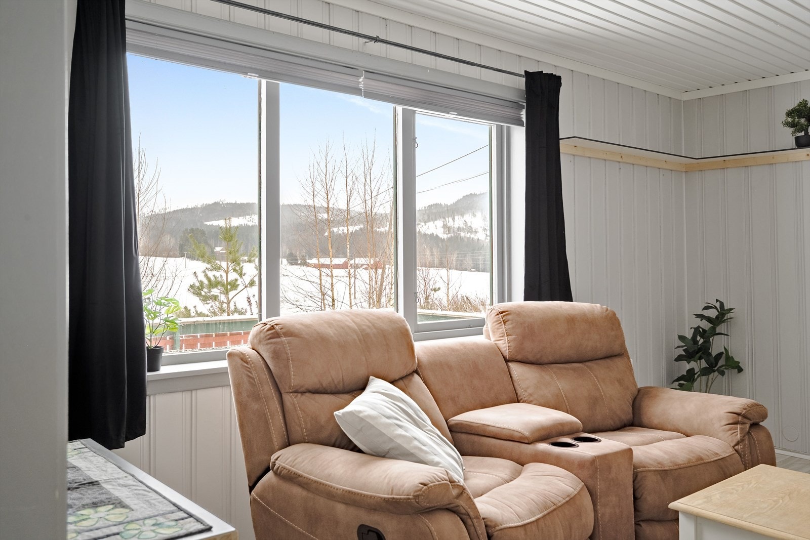 Rommet er i byggetegninger definert som disponibelt. Det er ikke kjent med at det er søkt om bruksendring for nevnte areal/rom. Rommene er derfor ikke godkjent for varig opphold. Se pkt. "Ferdigattest/brukstillatelse" for mer informasjon. Galleribilde