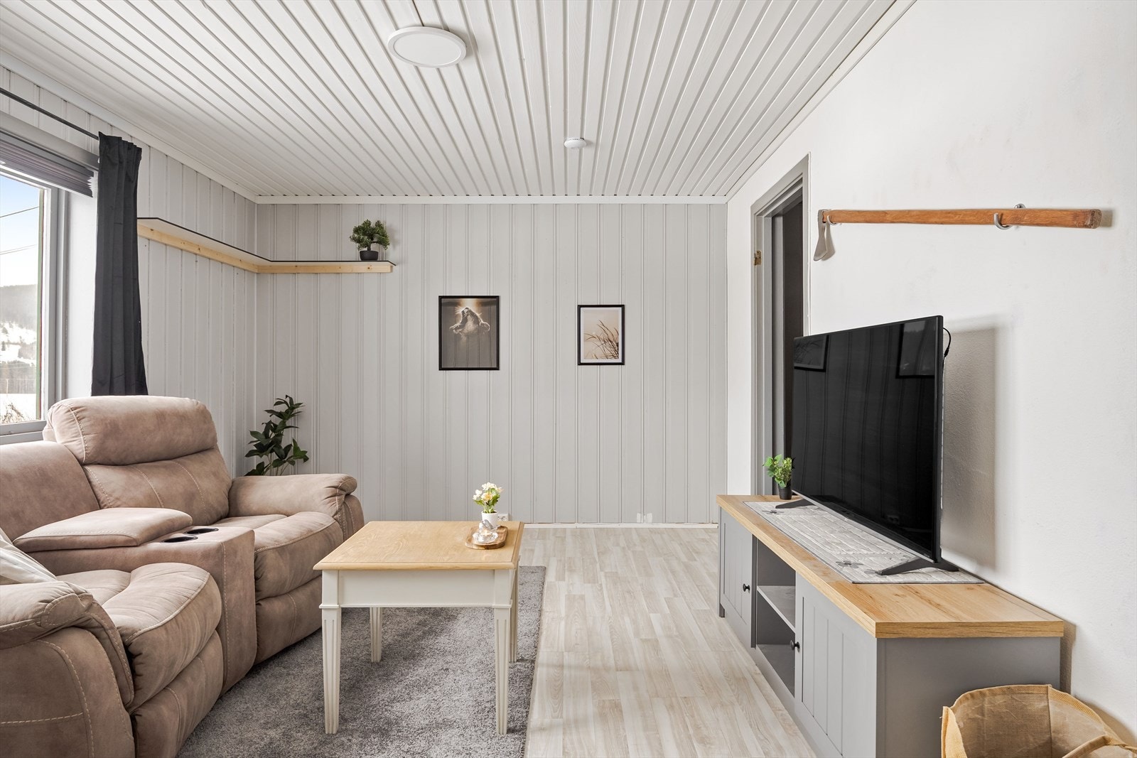 Rommet er i byggetegninger definert som disponibelt. Det er ikke kjent med at det er søkt om bruksendring for nevnte areal/rom. Rommene er derfor ikke godkjent for varig opphold. Se pkt. "Ferdigattest/brukstillatelse" for mer informasjon. Galleribilde