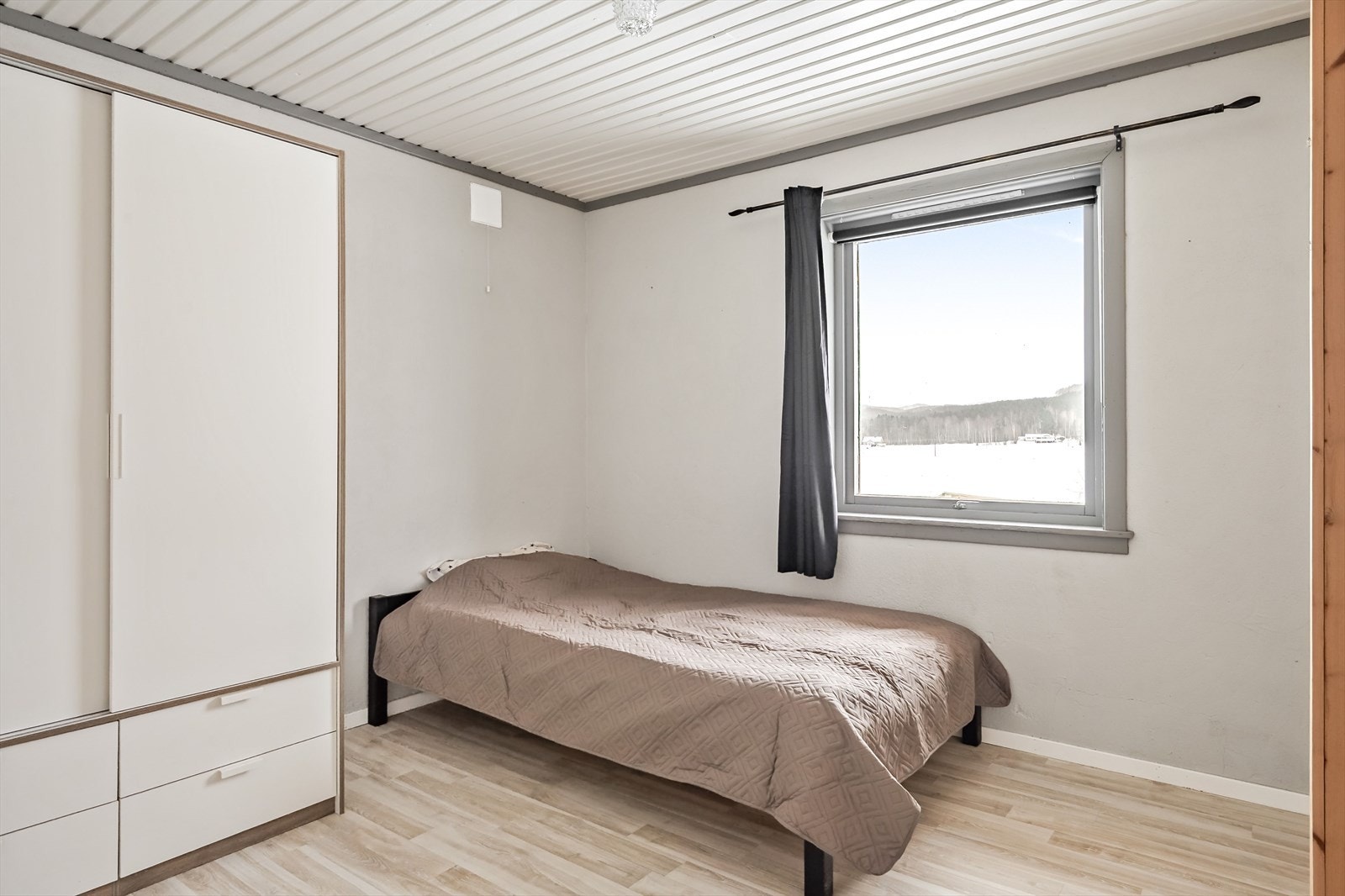 Rommet er i byggetegninger definert som tørkerom. Det er ikke kjent med at det er søkt om bruksendring for nevnte areal/rom. Rommene er derfor ikke godkjent for varig opphold. Se pkt. "Ferdigattest/brukstillatelse" for mer informasjon. Galleribilde