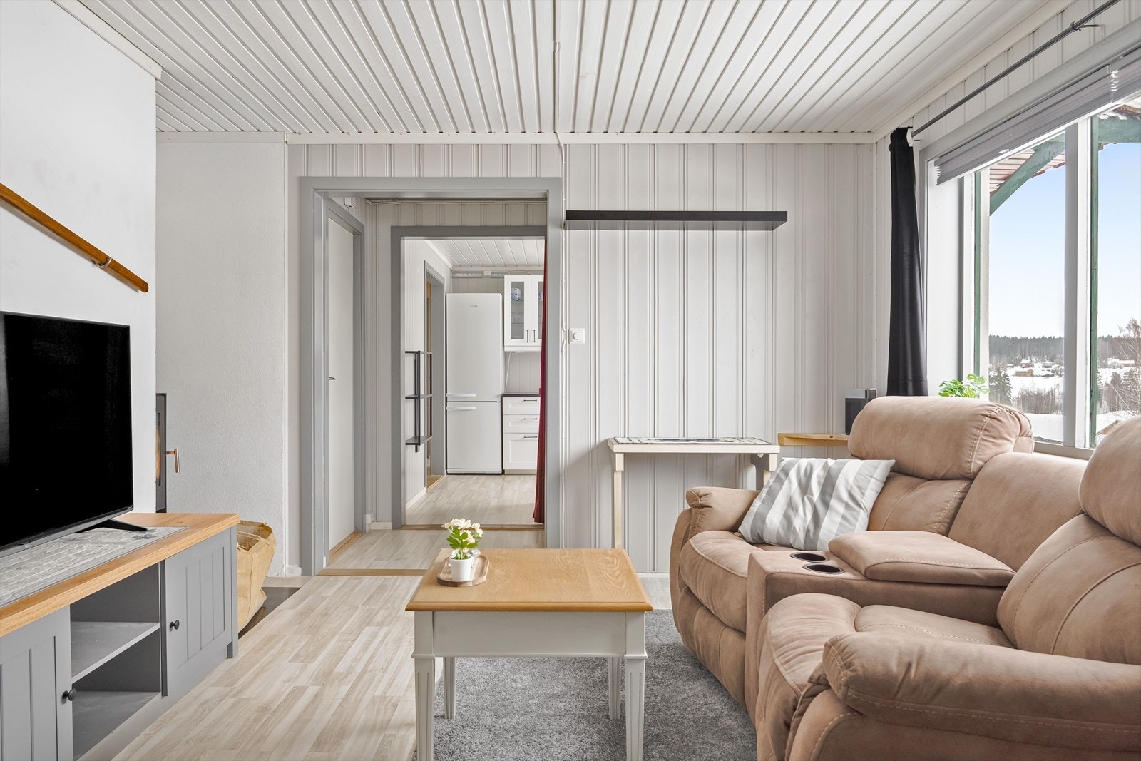 Rommet er i byggetegninger definert som disponibelt. Det er ikke kjent med at det er søkt om bruksendring for nevnte areal/rom. Rommene er derfor ikke godkjent for varig opphold. Se pkt. "Ferdigattest/brukstillatelse" for mer informasjon. Galleribilde