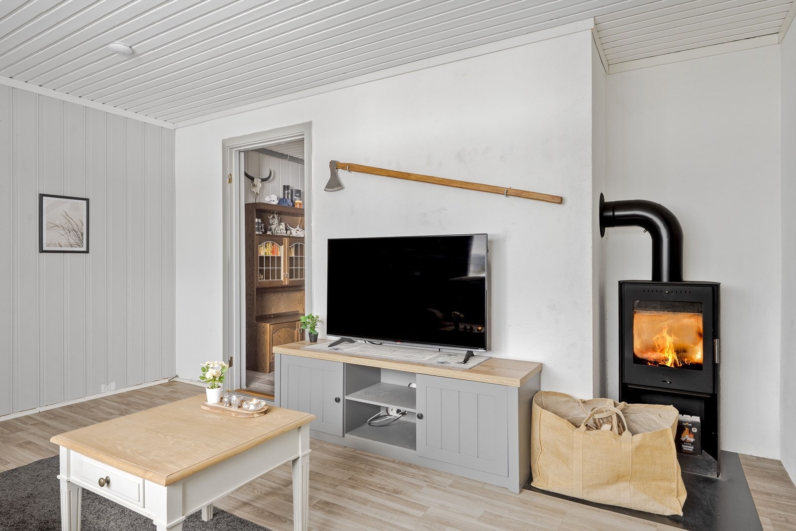 Rommet er i byggetegninger definert som disponibelt. Det er ikke kjent med at det er søkt om bruksendring for nevnte areal/rom. Rommene er derfor ikke godkjent for varig opphold. Se pkt. "Ferdigattest/brukstillatelse" for mer informasjon. Galleribilde